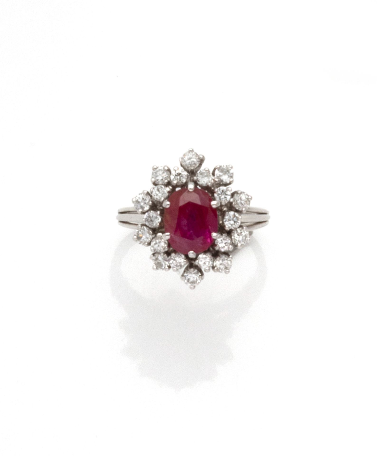 Null 
18K(750/1000)白金戒指，以一颗重达2.51克拉的缅甸枕形粉色红宝石为中心，采用爪式镶嵌，双边镶有20颗明亮式切割钻石。该戒指由3根金线相&hellip;