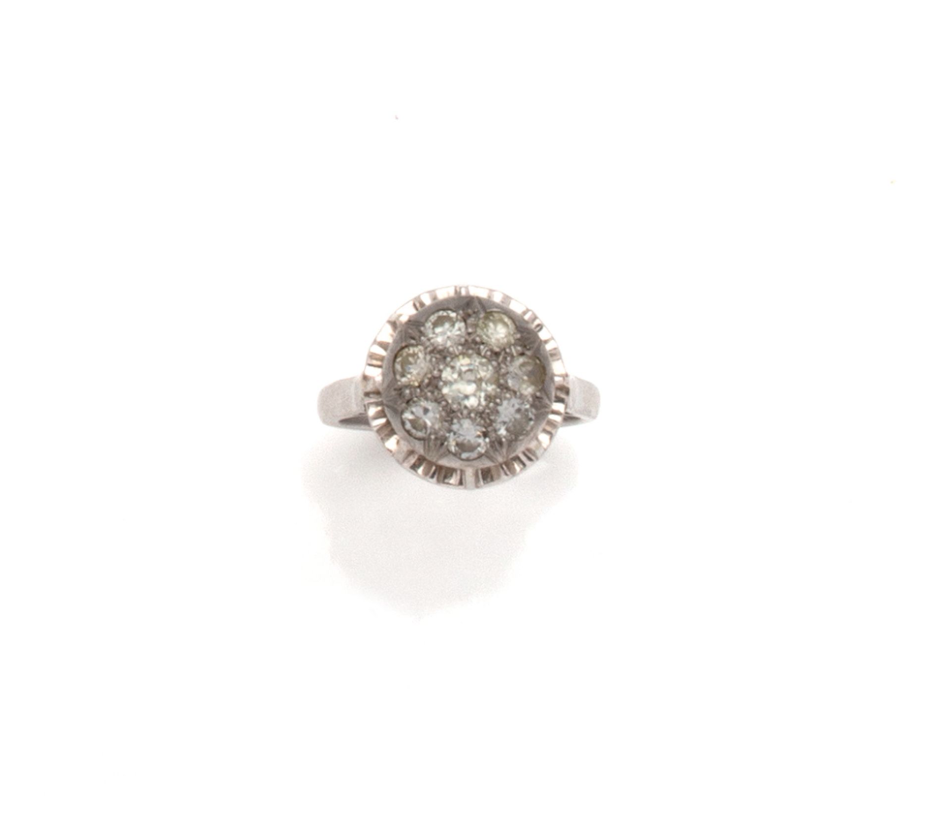Null 18K(750/1000)白金戒指，在圆盘和幻象表圈上镶嵌8颗老式切割钻石。

法国的工作。里昂的Merlat et Lopez的印记。

手指大小：&hellip;