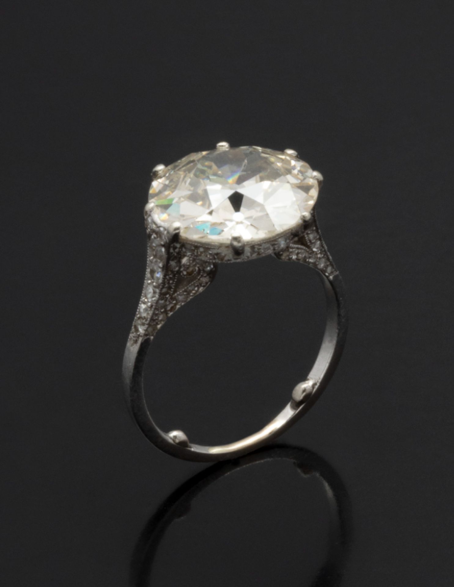 Null 
Bague en platine (950/1000) centrée d’un diamant old european cut pesant 5&hellip;