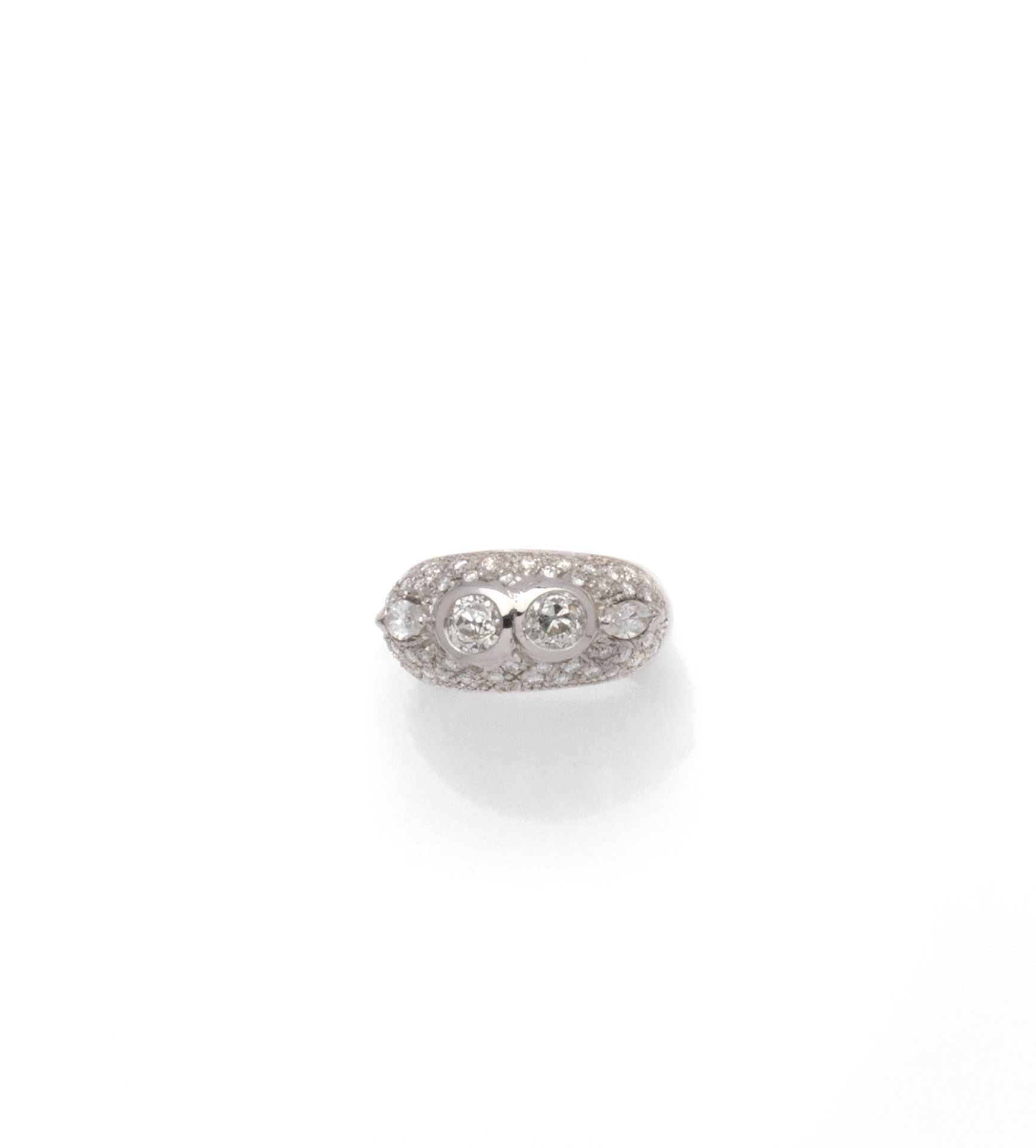 Null 18K(750/1000)白金戒指，由千粒重的明亮式切割钻石组成，中心是2颗封闭式切割的老矿钻石，重约0.80克拉，两侧是2颗重约0.30克拉的舟形切&hellip;