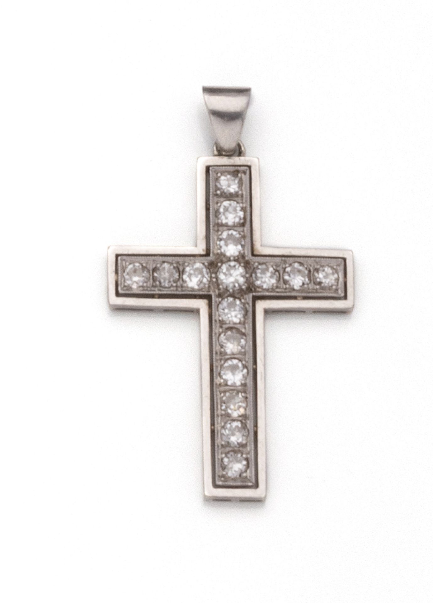 Null 18K(750/1000)白金和铂金(850/1000)十字架吊坠，镶有16颗老式切割钻石，采用种子镶嵌和珍珠镶嵌。

伴随着一个链条

尺寸：3.2&hellip;