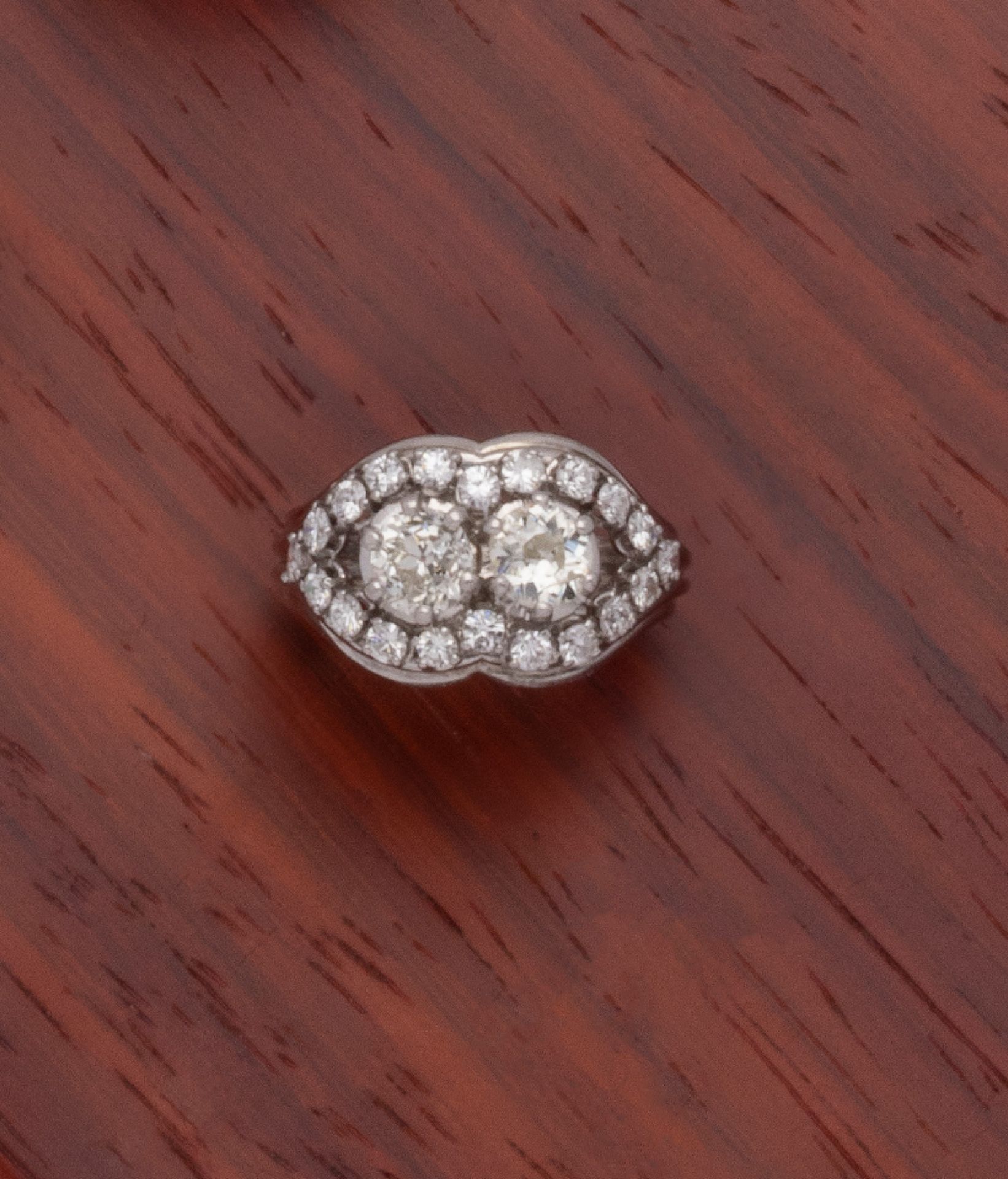 Null 18K(750/1000)白金戒指，以爪式镶嵌的2颗老矿钻石为中心，约1克拉。它们被一排21颗明亮式切割的钻石所强调。

法国的工作。

手指大小 :&hellip;