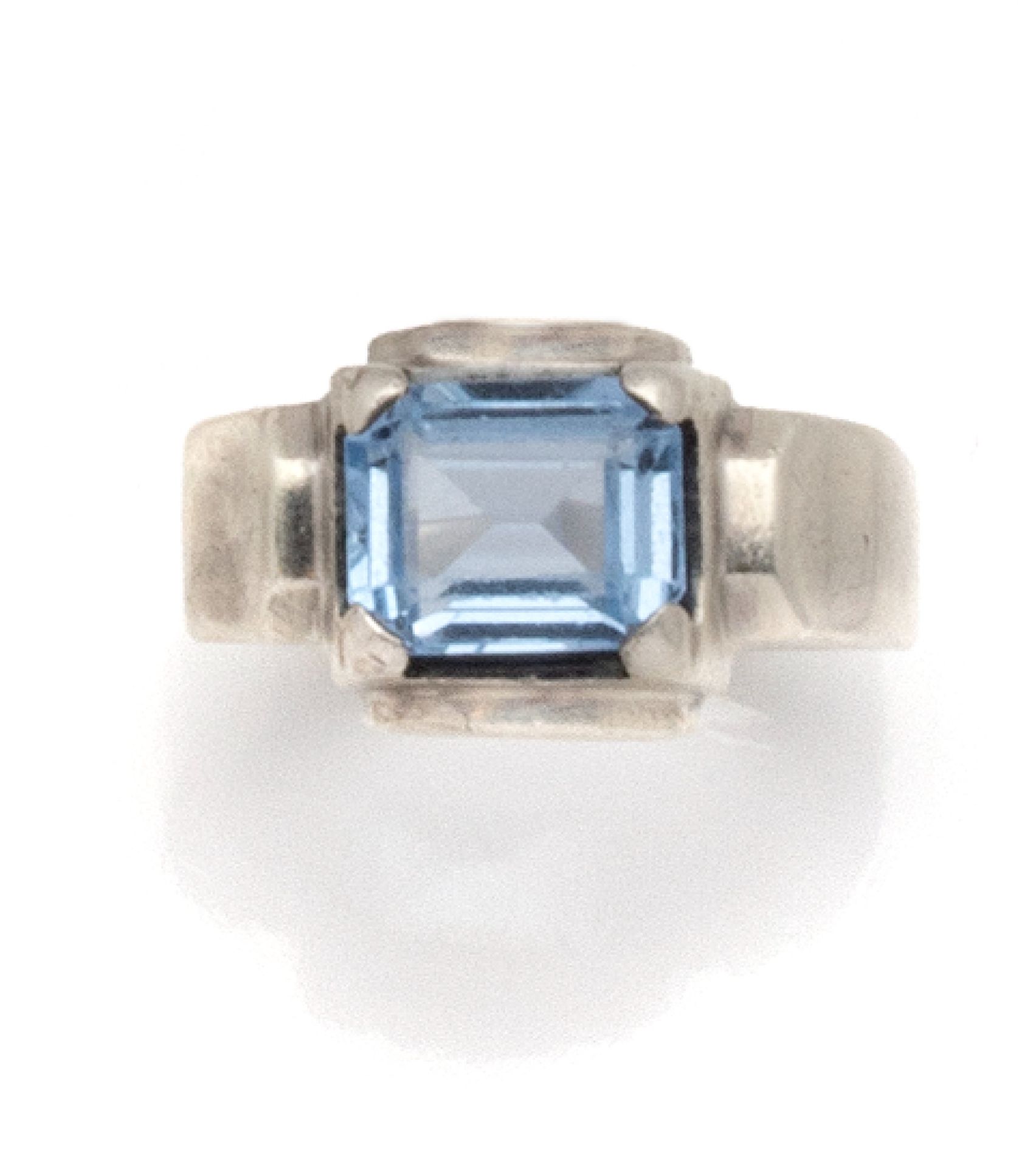 Null 
装饰艺术风格的银戒指（800/1000），镶嵌着一颗长方形的蓝色石头，有切割的台阶。

法国的工作。看不懂的印记。

手指大小 : 58 - 毛重 &hellip;