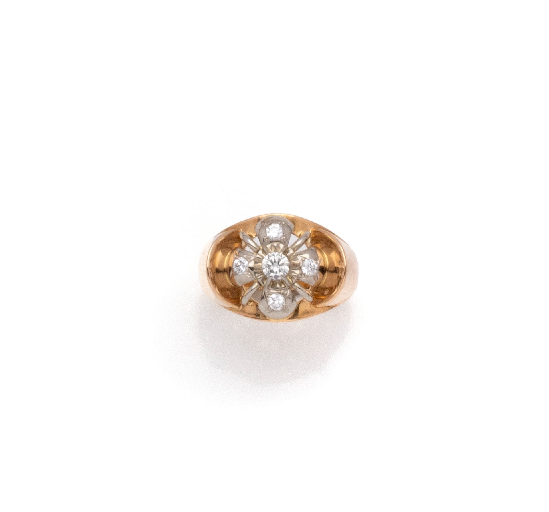 Null 18K (750/1000)双色金戒指，装饰有一个镂空的花瓣，花瓣和中心镶嵌了一颗明亮型切割钻石，总重量约为0.50克拉，并有两个对称的侧面。

约1&hellip;