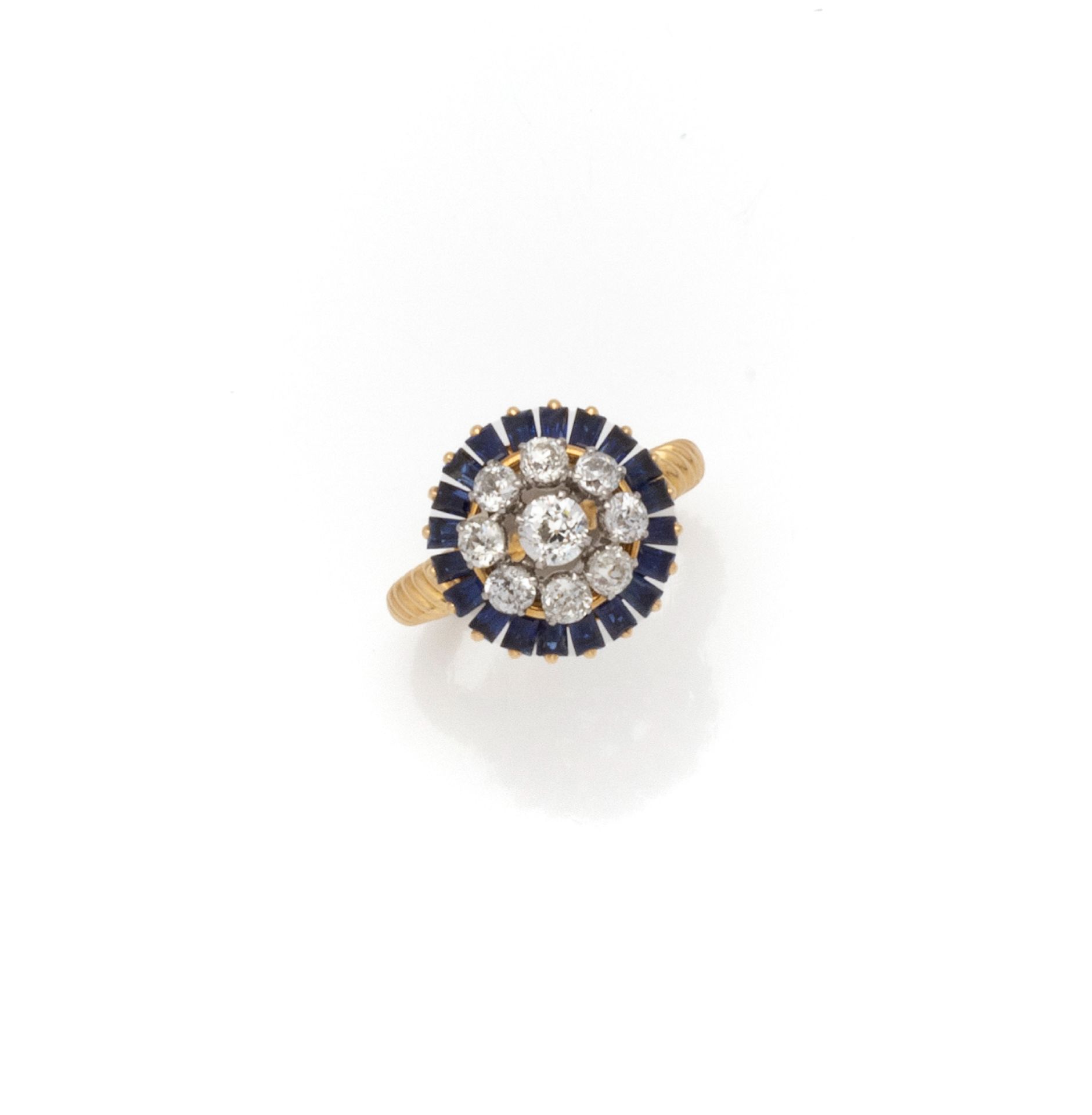 Null 18K（750/1000）黄金和铂金（950/1000）裙装戒指，中心是一朵由9颗老式切割钻石组成的菊花，主钻重约0.30克拉，周围是一排20颗梯形蓝&hellip;