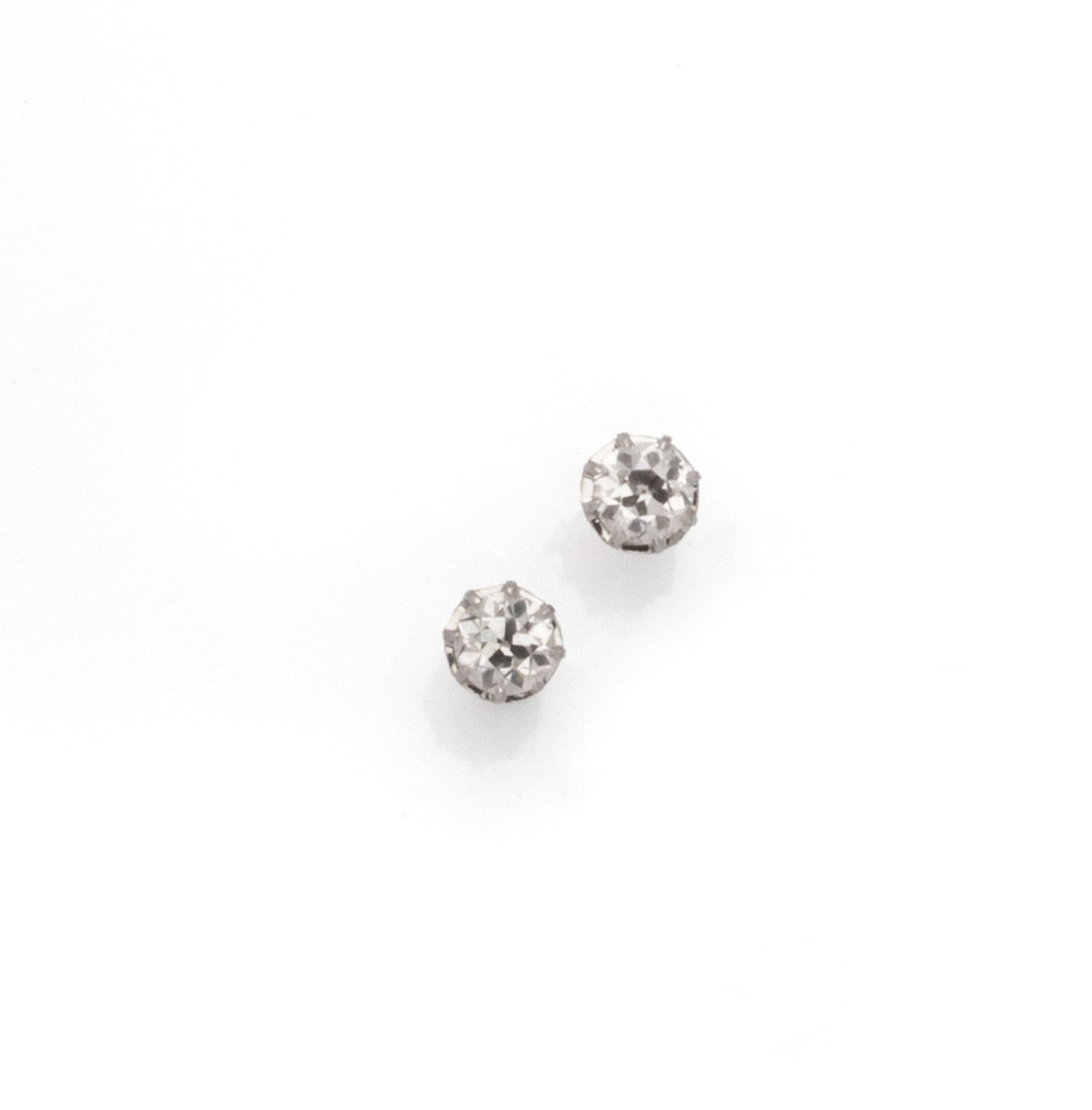 Null Pair of 18K (750/1000) white gold earrings each adorned with an old europea&hellip;