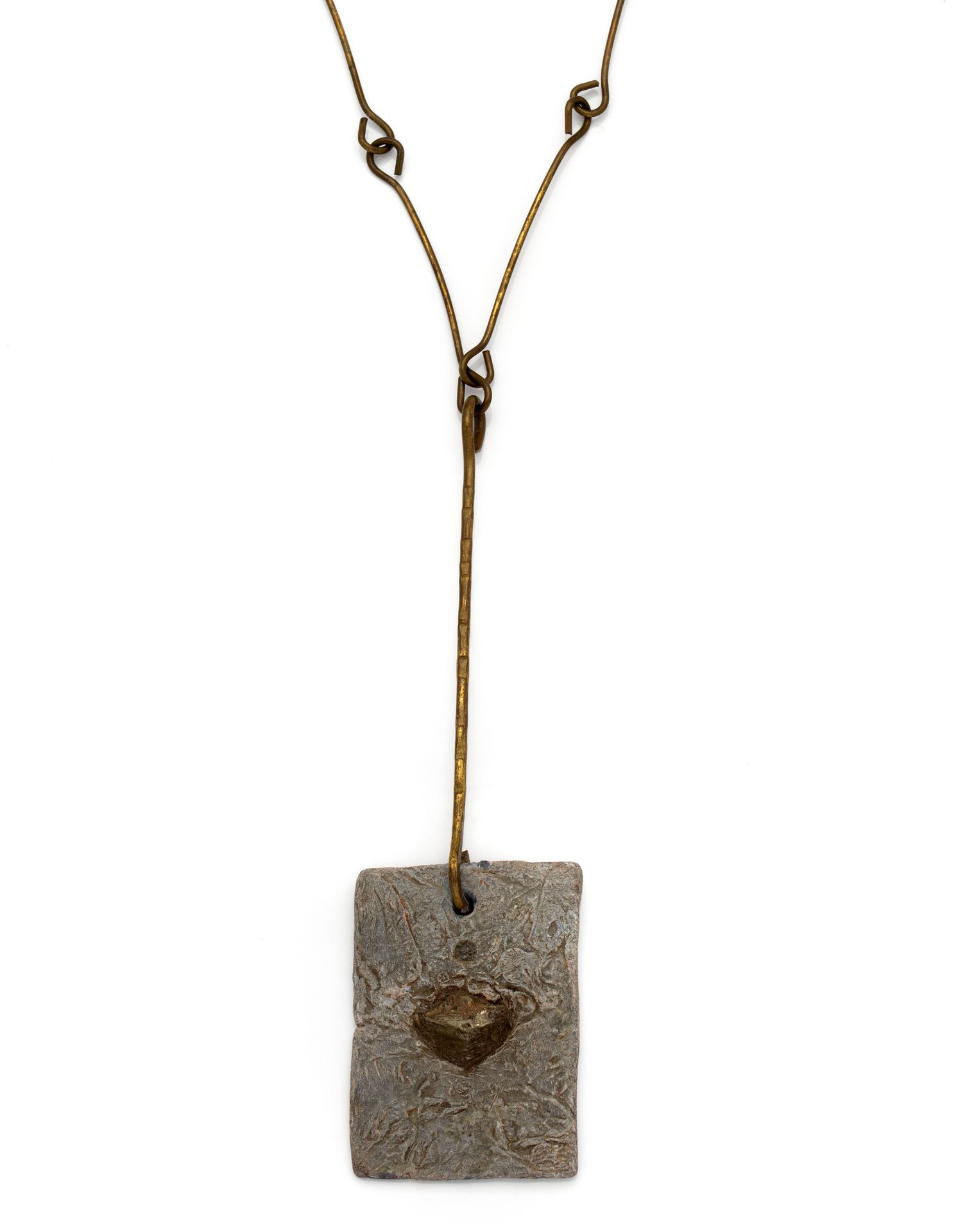 Null 孤独的人

黄铜项链由铰接棒和一个由铅板和黄铁矿完成的大型中央吊坠组成。

尺寸：6 x 4,2 cm - 中心杆的长度：10,6 cm - 链的长度&hellip;