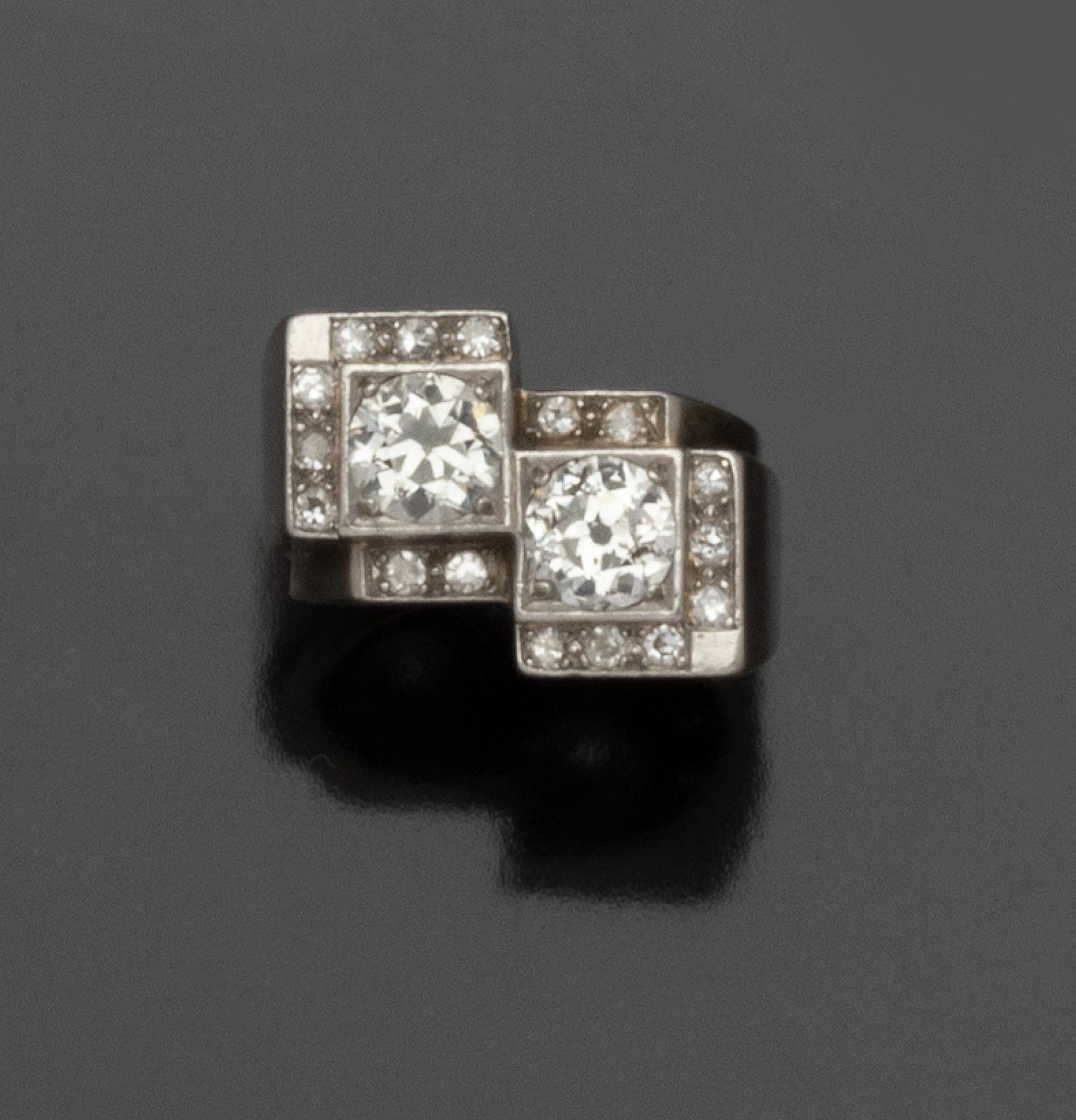 Null An 18K (750/1000) white gold and platinum (850/1000) Art Deco geometric rin&hellip;