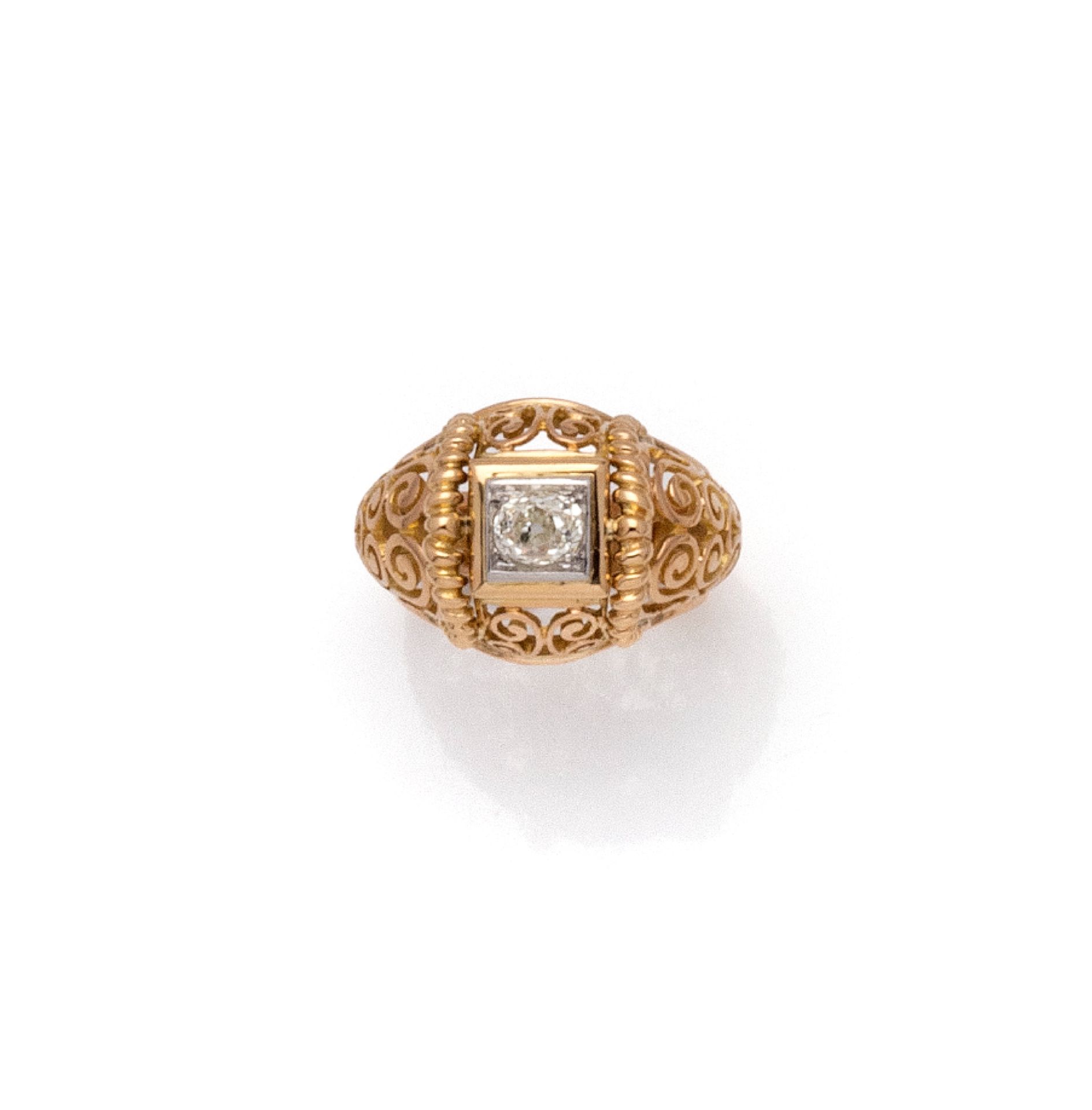 Null 18K(750/1000)黄金和铂金(950/1000)戒指，在方形chatin底座上镶嵌一颗老矿切割钻石，由两根扭曲的金线支撑。戒指的主体是镂空的。&hellip;