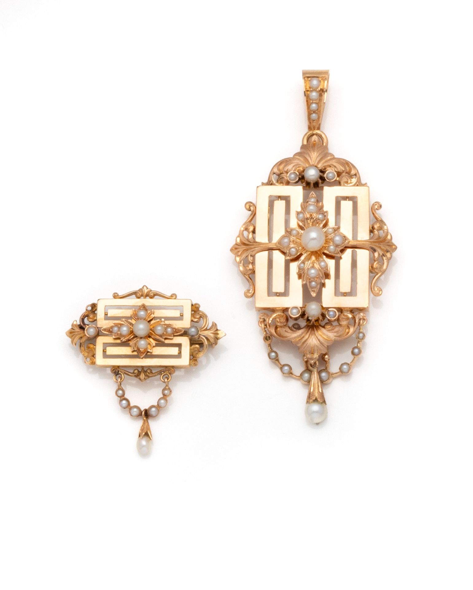 Null 双色18K(750/1000)金套装，包括一个胸针和一个吊坠，装饰有几何图案，刺叶和花环，并有珍珠装饰。

法国的工作。

胸针尺寸：30 x 35 &hellip;