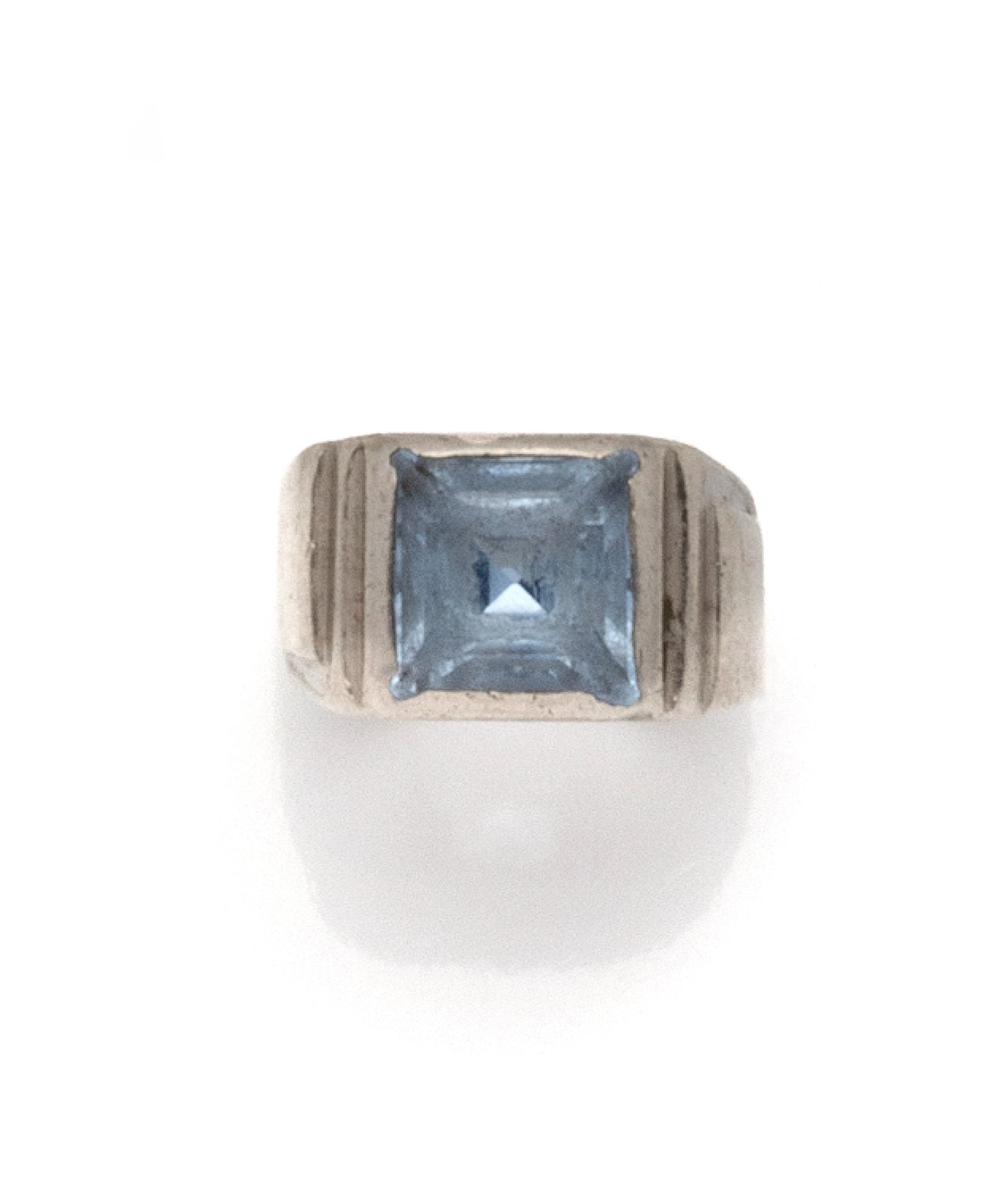 Null 装饰艺术风格的银戒指（800/1000），封闭式镶嵌的方形蓝宝石，有台阶。

法国的工作。大师的标志。L - 百合花-...

手指大小：54 - 毛&hellip;