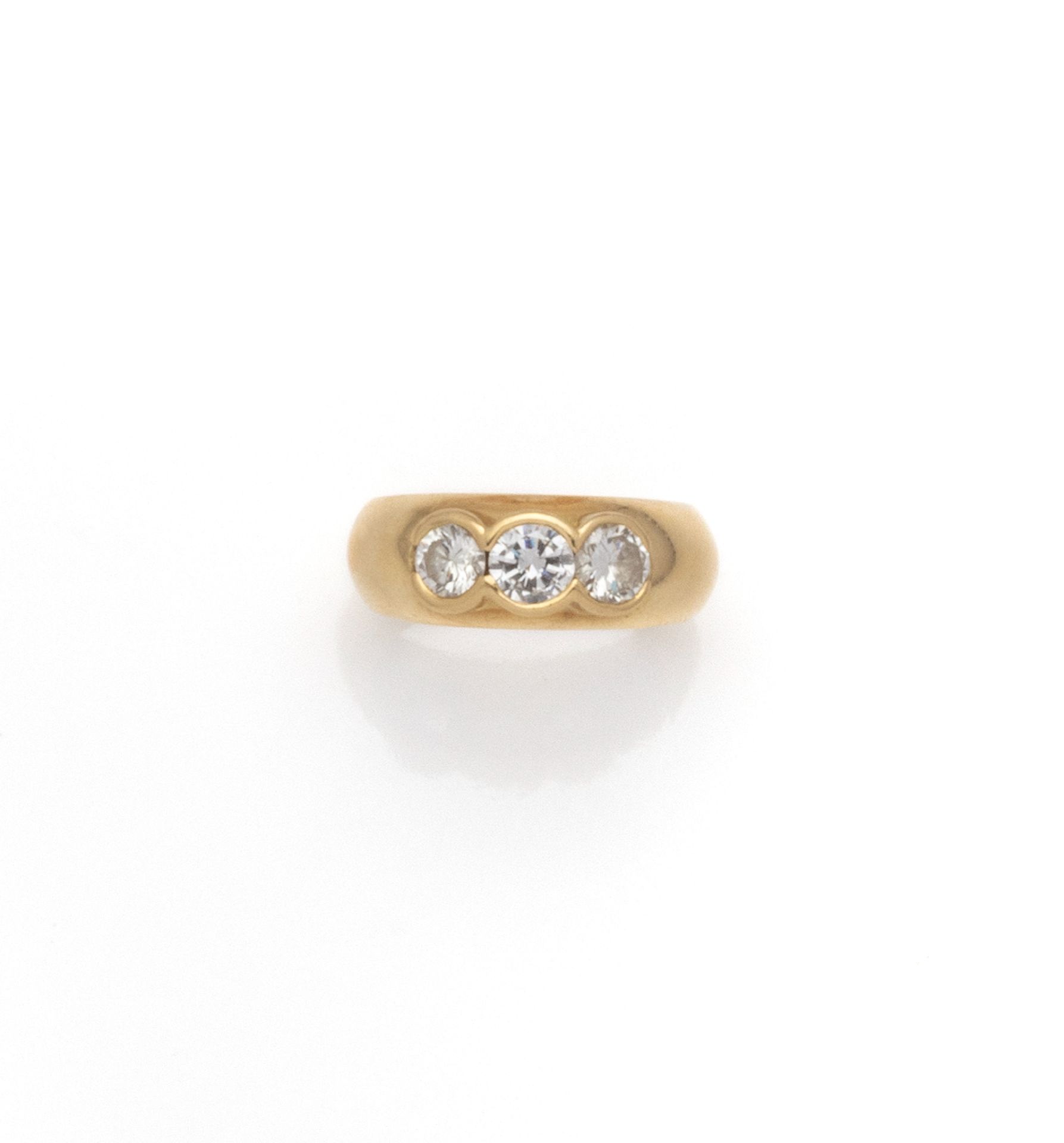 Null 18K（750/1000）黄金戒指，半封闭式镶嵌3颗明亮式切割钻石，总重量约为1.2克拉。

法国的工作。

手指大小：57 - 总重量：8.58克