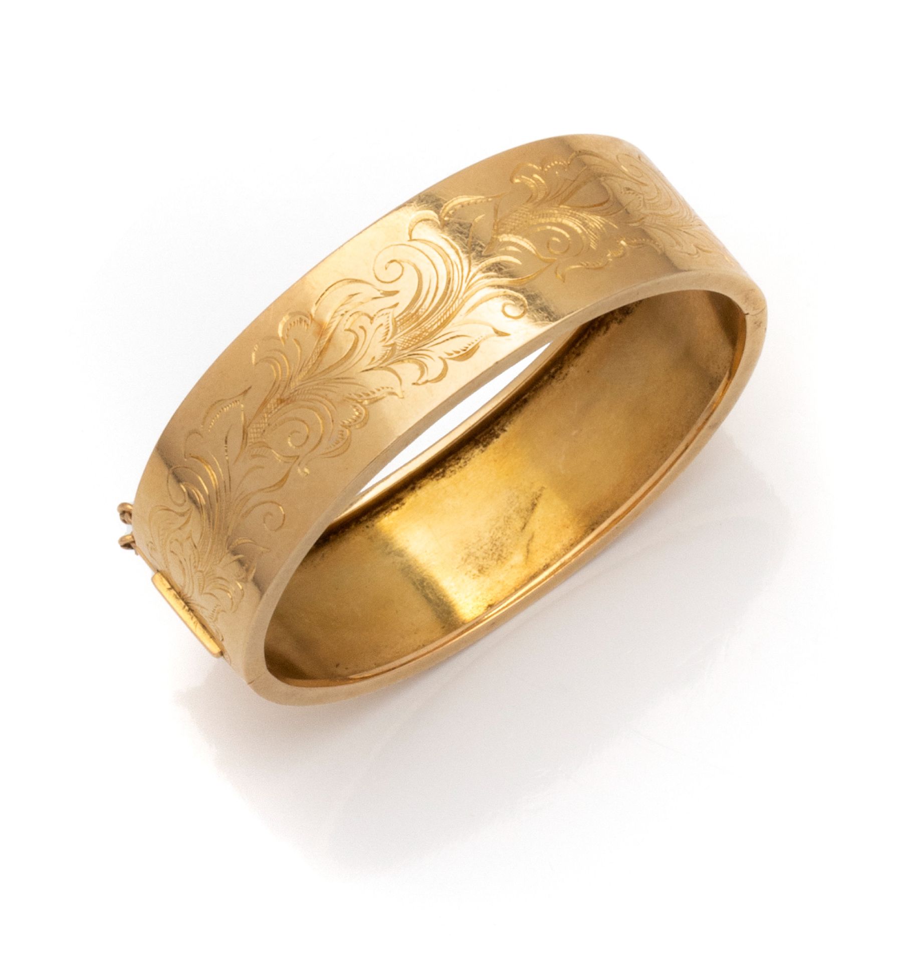 Null 18K（750/1000）黄金刚性开口手镯，刻有叶子和小叶子的装饰。

棘轮扣

法国省级作品，20世纪下半叶。

印记：G-hame-M

手腕尺寸&hellip;