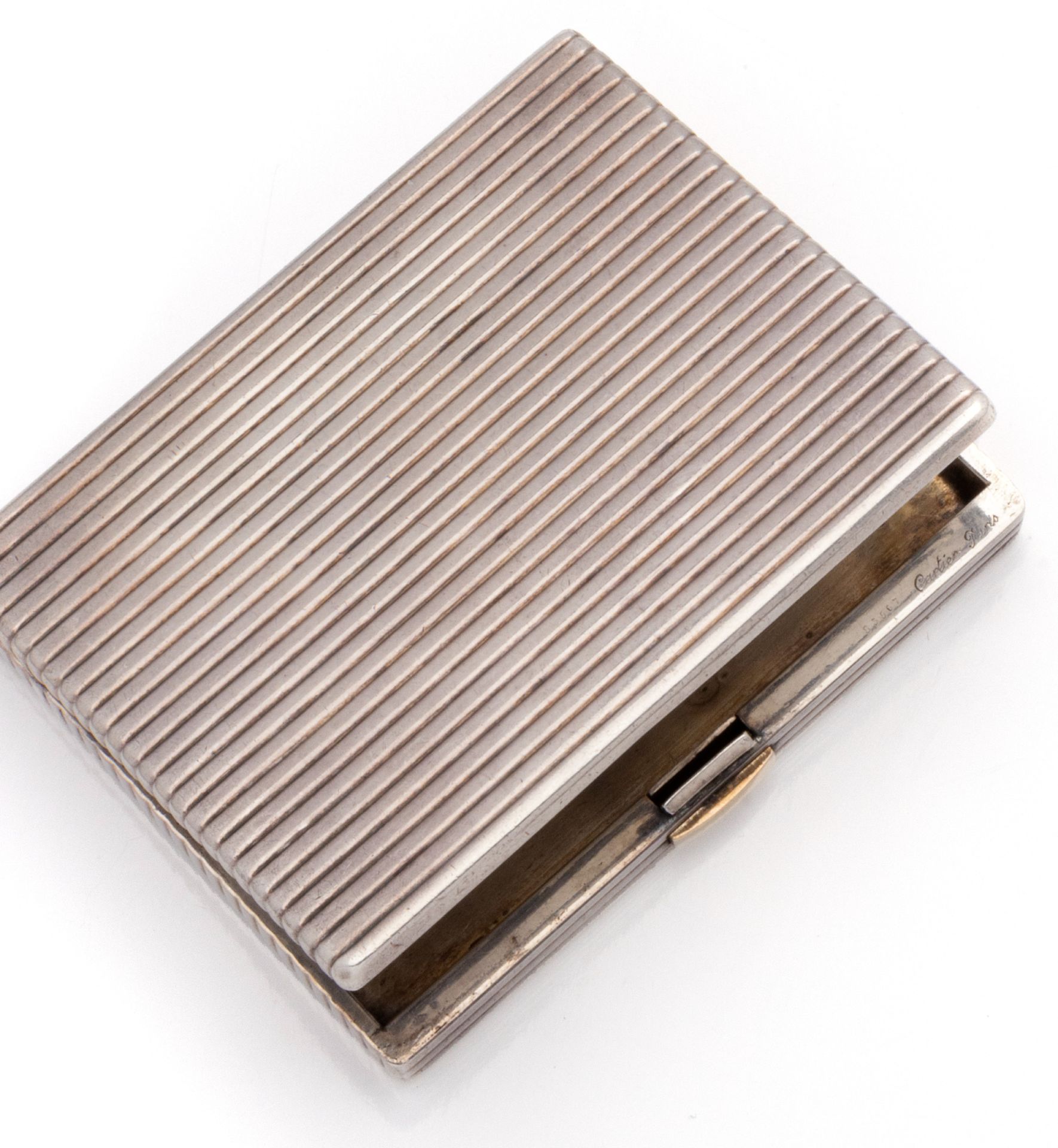 Null 巴黎卡地亚

银质火药盒（925/1000），长方形，带锯齿状装饰，开有一个装火药的隔间和一个斜面镜子（磨损）。18K黄金750千分之一的表扣。

有&hellip;
