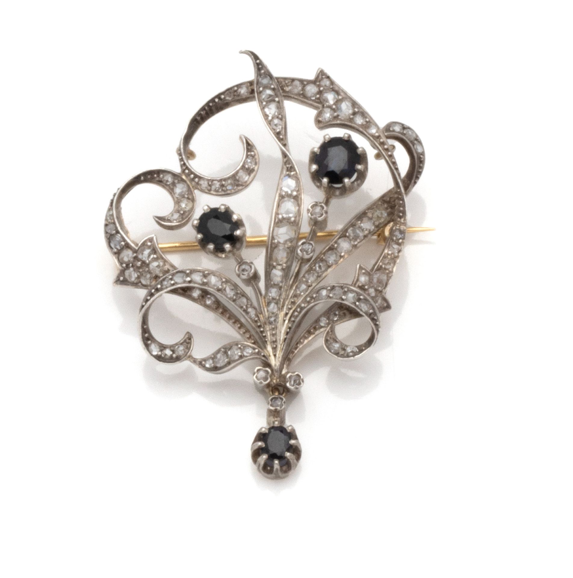 Null 银质（800/1000）和18K（750/1000）玫瑰金吊坠胸针，表现了双卷轴中的精细喷雾，在爪子上镶嵌了玫瑰切割钻石和三个椭圆形蓝宝石。

可拆卸&hellip;