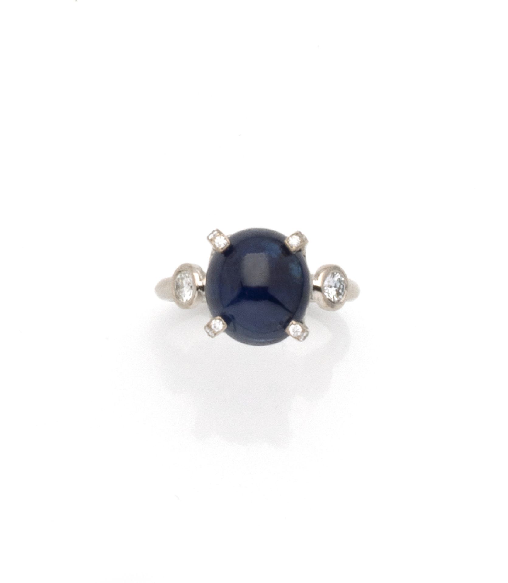 Null 18K（750/1000）白金戒指，镶嵌着一颗凸圆形蓝宝石，重约7克拉，镶嵌的爪子上各点缀着三颗明亮式切割钻石。蓝宝石上镶嵌着两颗明亮式切割钻石，重约&hellip;