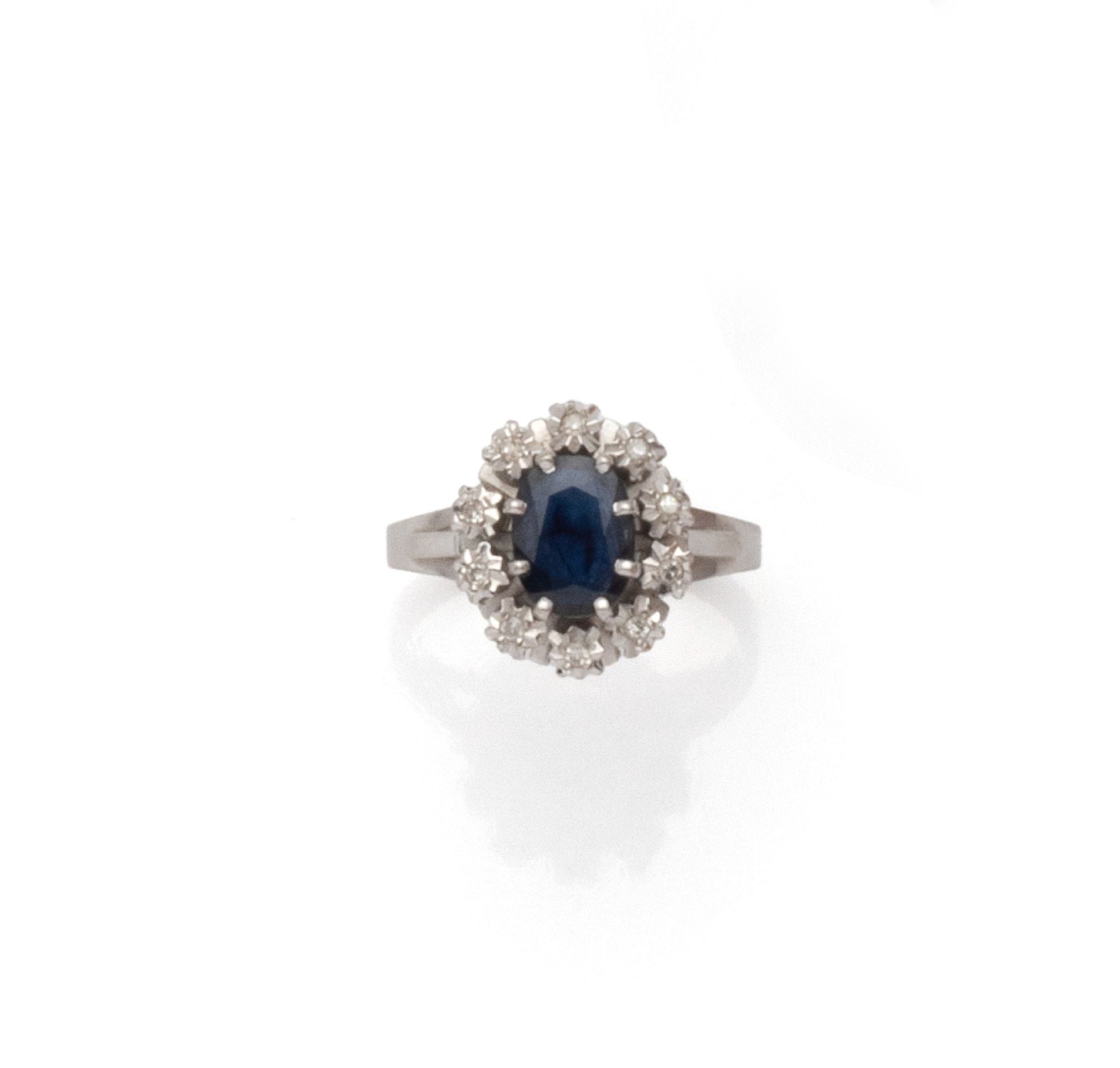 Null 一枚18K（750/1000）白金蓬巴杜戒指，镶有一颗爪式镶嵌的椭圆形蓝宝石，并镶嵌有10颗8/8钻石的星形底座。挡板上有一圈雪花纹装饰。

法国的工&hellip;