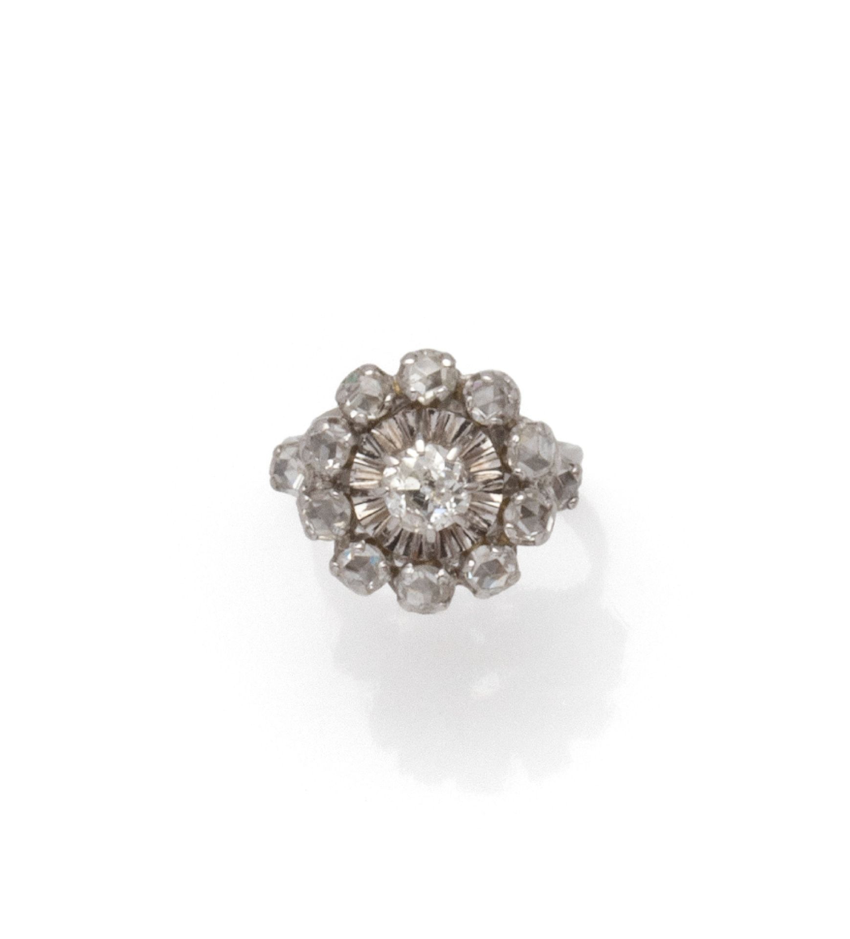 Null 18K（750/1000）白金雏菊戒指，中心是一颗老矿切割的钻石，重约0.60克拉，置于一个幻象挡板中，周围有10颗玫瑰切割钻石。表圈上饰有柱状楣，戒&hellip;