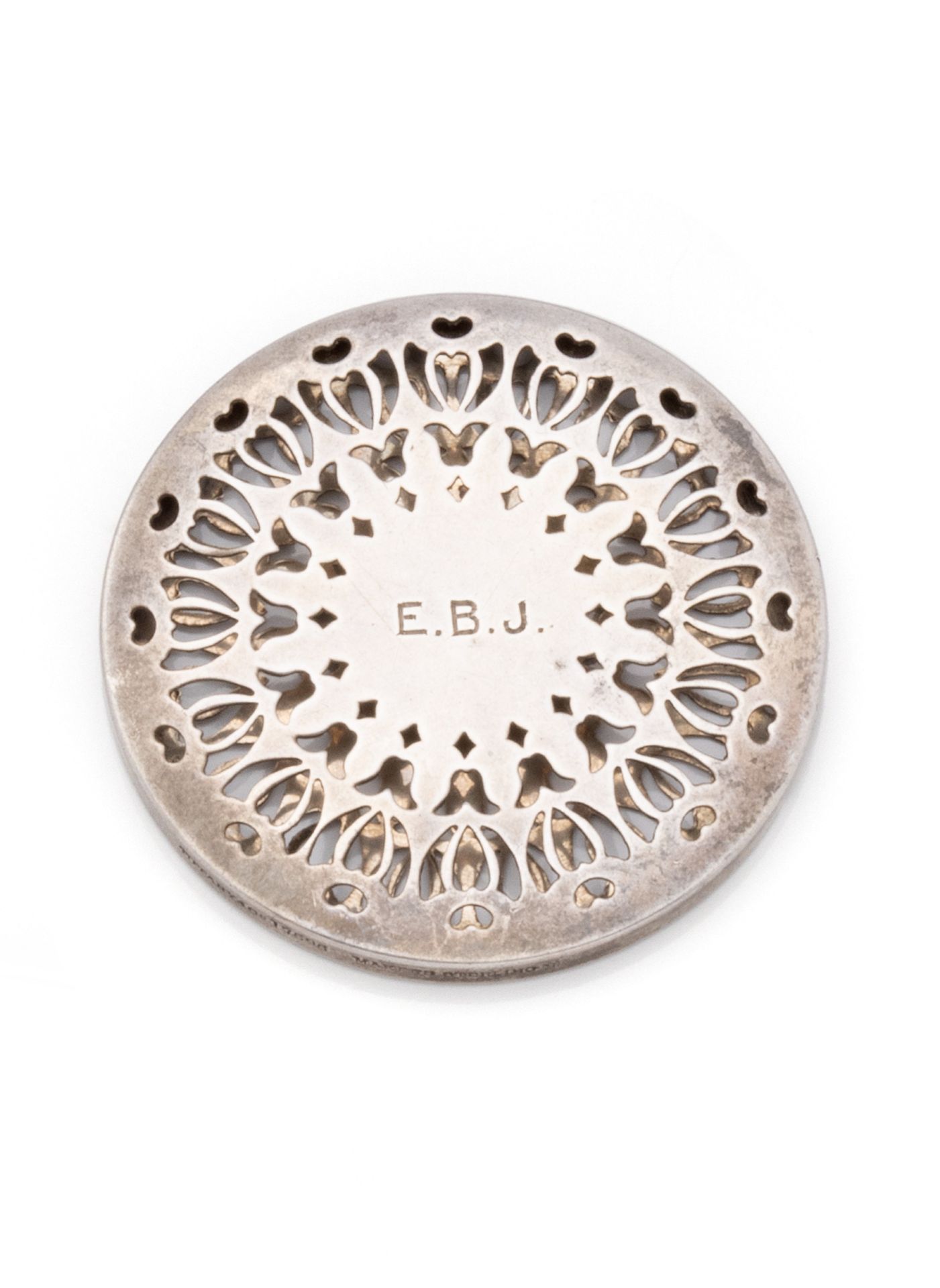 Null 缇芬妮公司

圆形银制葡萄架(925/1000)，上面有一朵镂空的睡莲花蕾，上面有一颗心。一面有E.B.J的字样。

有签名和编号的17596

直径&hellip;