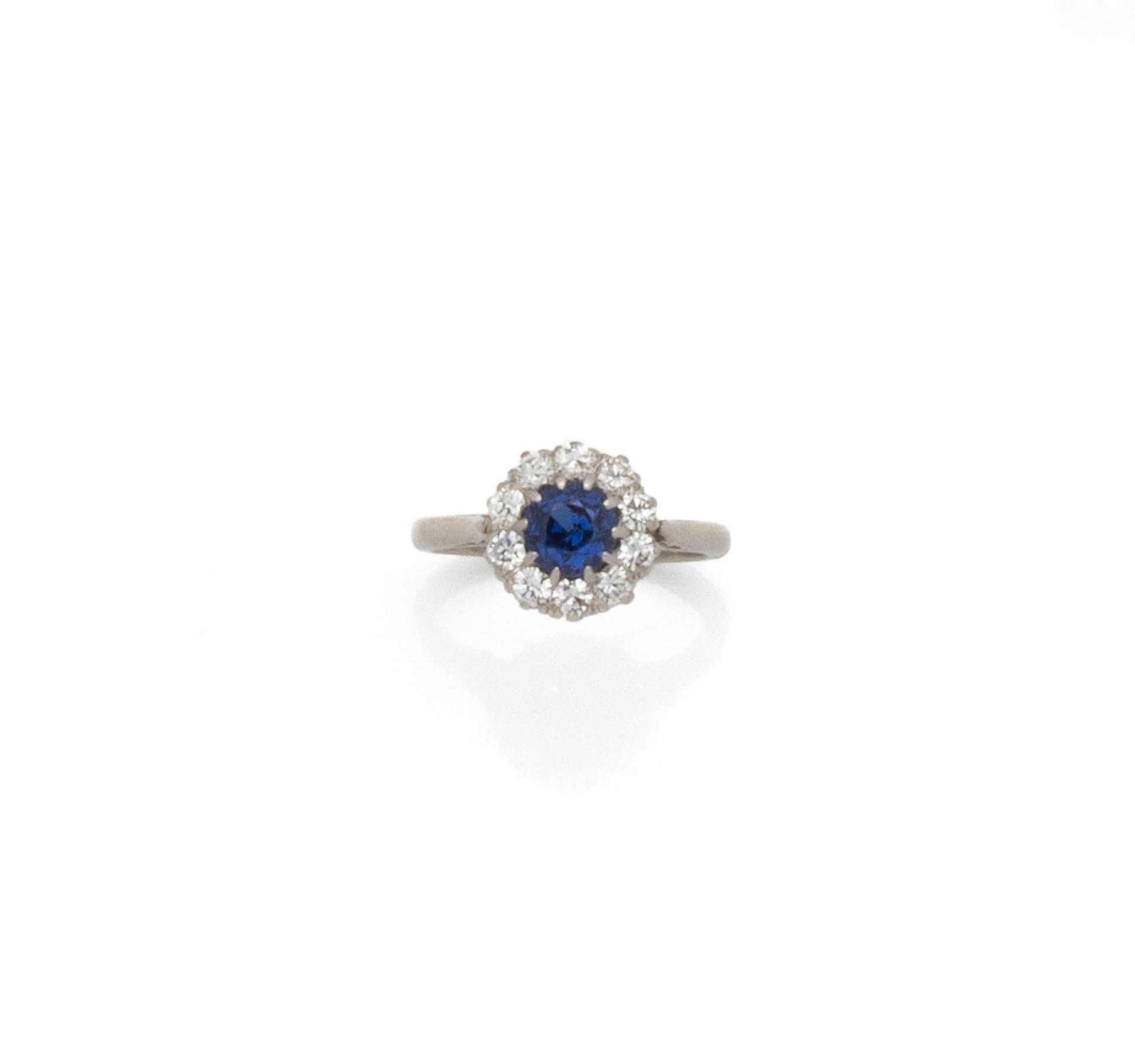 Null 铂金（950/1000）蓬巴杜戒指，以一颗圆形老式切割蓝宝石为中心，周围有10颗8/8切割钻石。

戒指内侧刻有 "E.S to E.B 17.2.6&hellip;