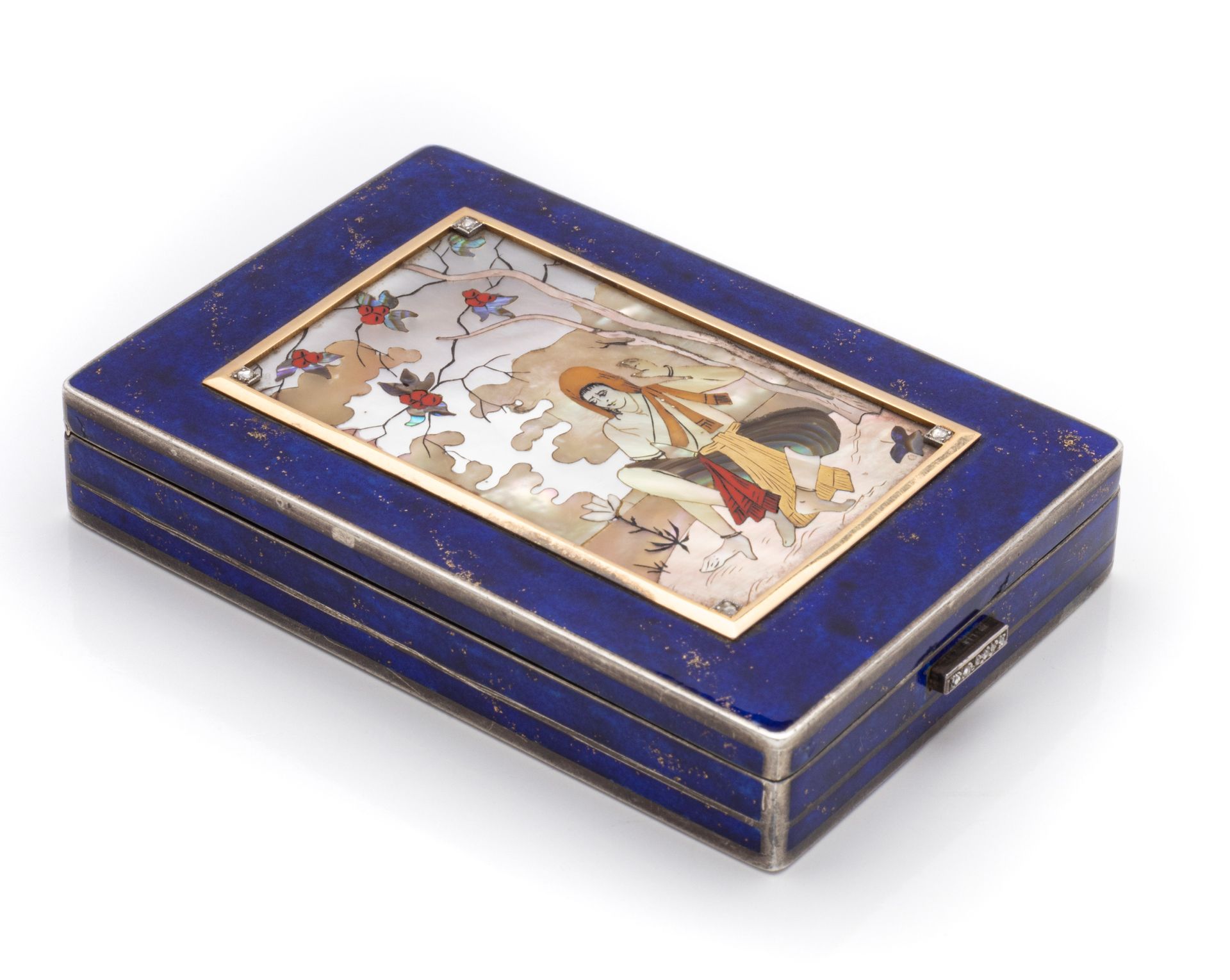 Null 奥古斯特-佩鲁拉

一个银和镀金（800/1000）的美容盒，上面覆盖着仿青金石的珐琅。盖子上有珍珠母的多色镶嵌图案

代表一个蹲着的东方人，边角装饰&hellip;