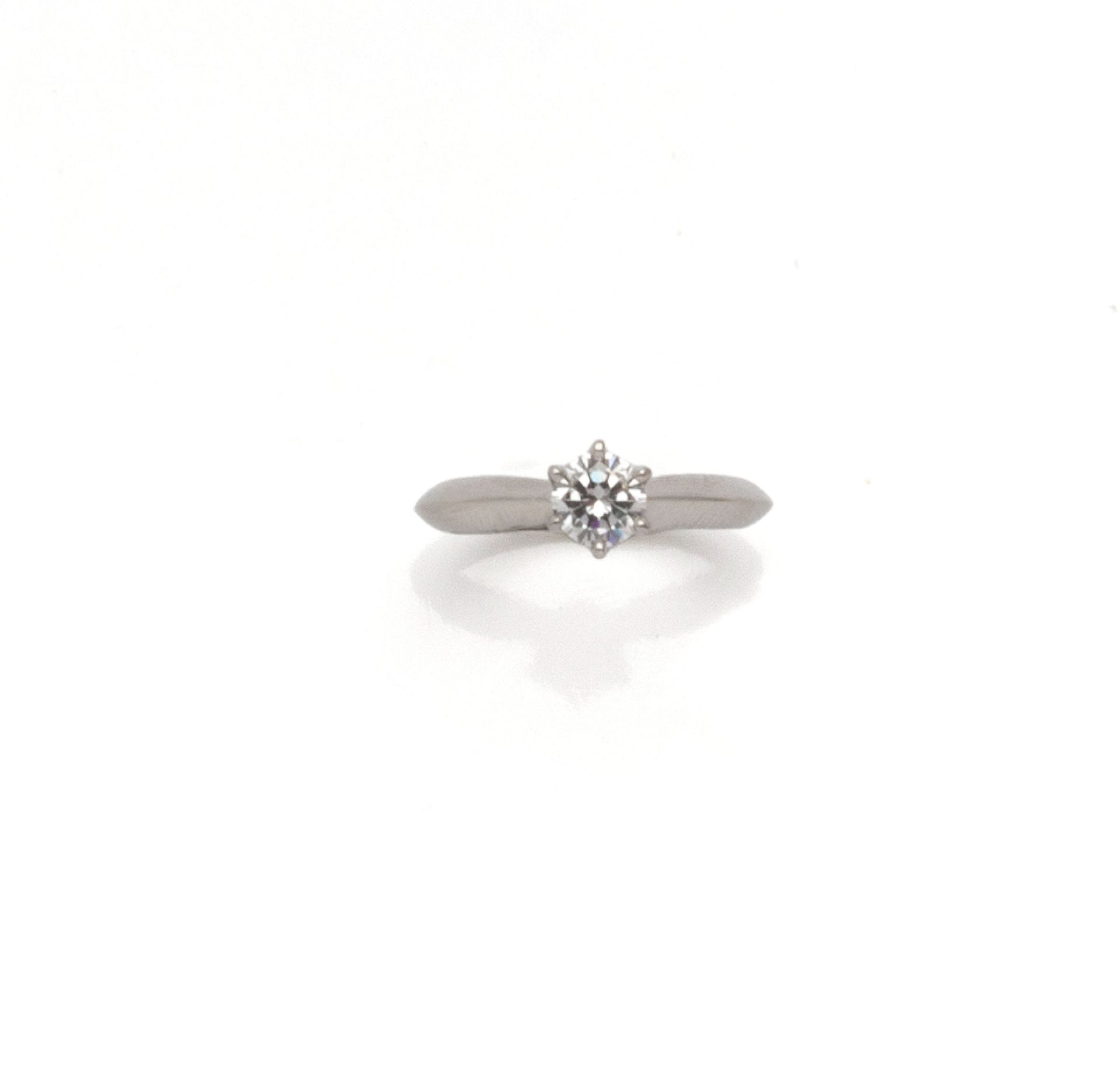 Null 铂金(950/1000)单颗钻石，爪式镶嵌0.51克拉，G，VS2的明亮型切割钻石。

法国的工作。标志：Sté--有五个分支的星星--...

手指&hellip;