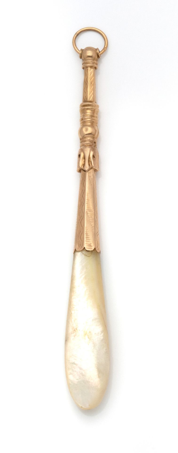 Null 儿童吊饰，18K(750/1000)玫瑰金镶嵌，刻有装饰和珍珠母尖。支架

法国作品，1838-1919年（马头），还有大师级的痕迹。

长度：11.&hellip;