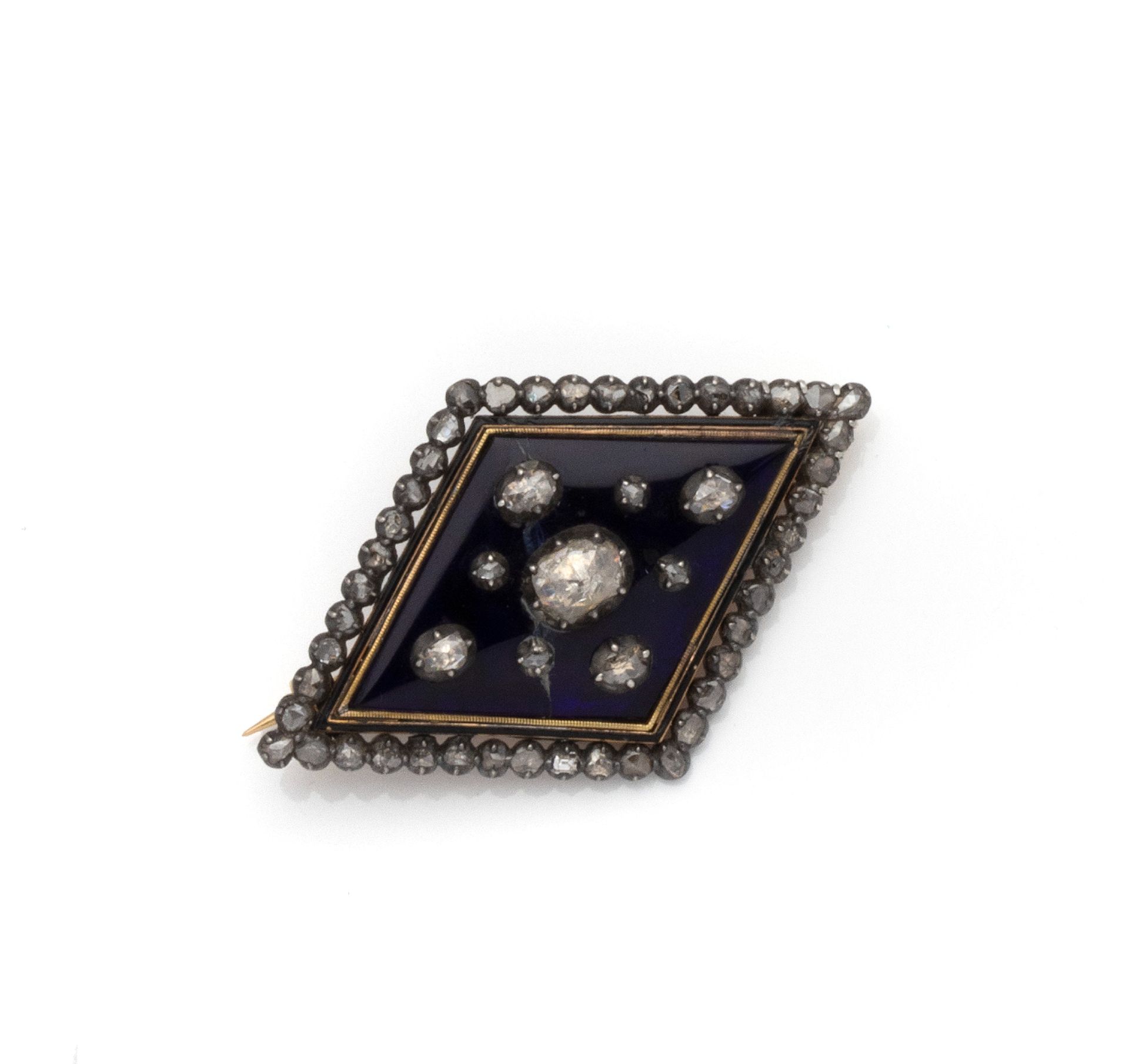 Null 双色18K（750/1000）金和银（800/1000）胸针，带蓝色玻璃板，镶嵌9颗玫瑰切割钻石。边框上有一排44颗玫瑰式切割钻石的装饰。

法国作品&hellip;