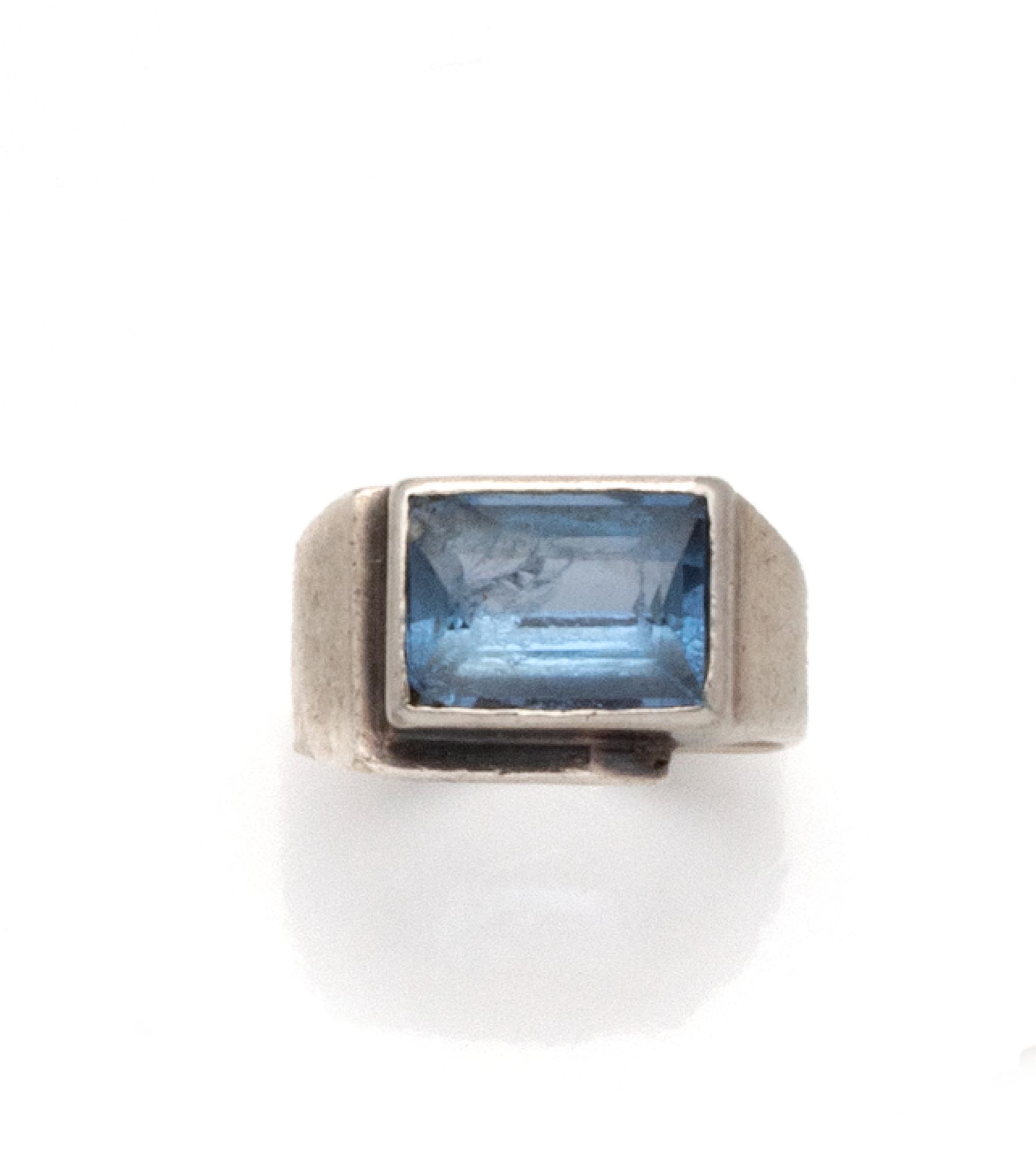 Null 装饰艺术银戒指（800/1000），以封闭式镶嵌的长方形蓝宝石为中心。

手指大小：58.5 - 总重量：4.4克

(石头上的碎片)