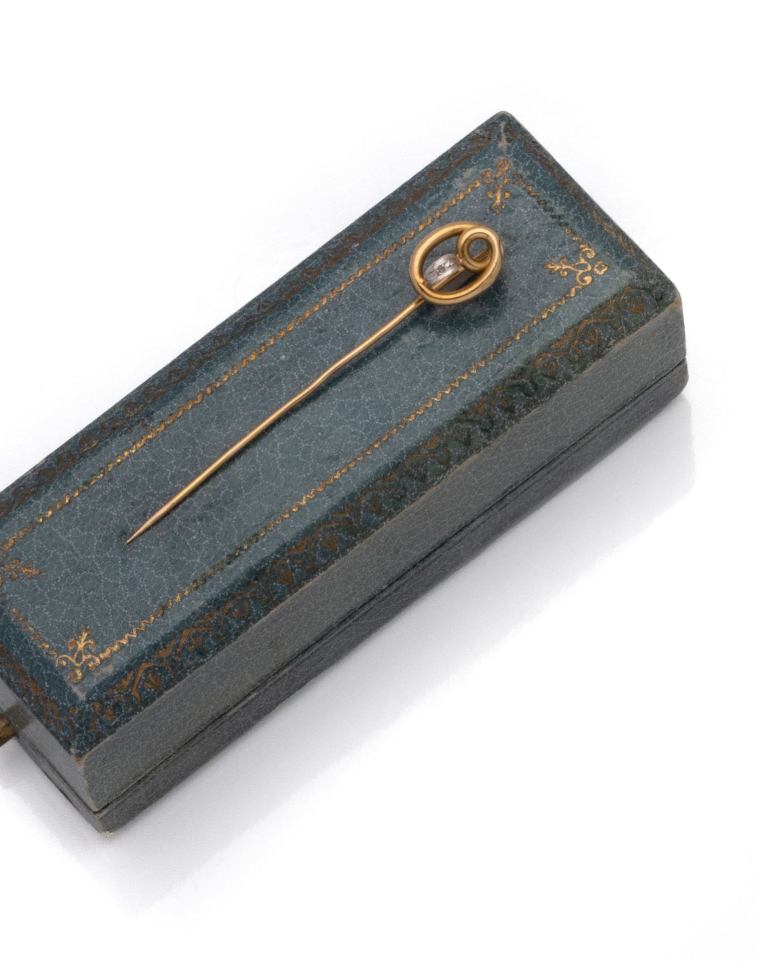 Null Lavalier-Anstecknadel aus 18 Karat (750/1000) Zwei-Ton-Gold mit einem Rolle&hellip;