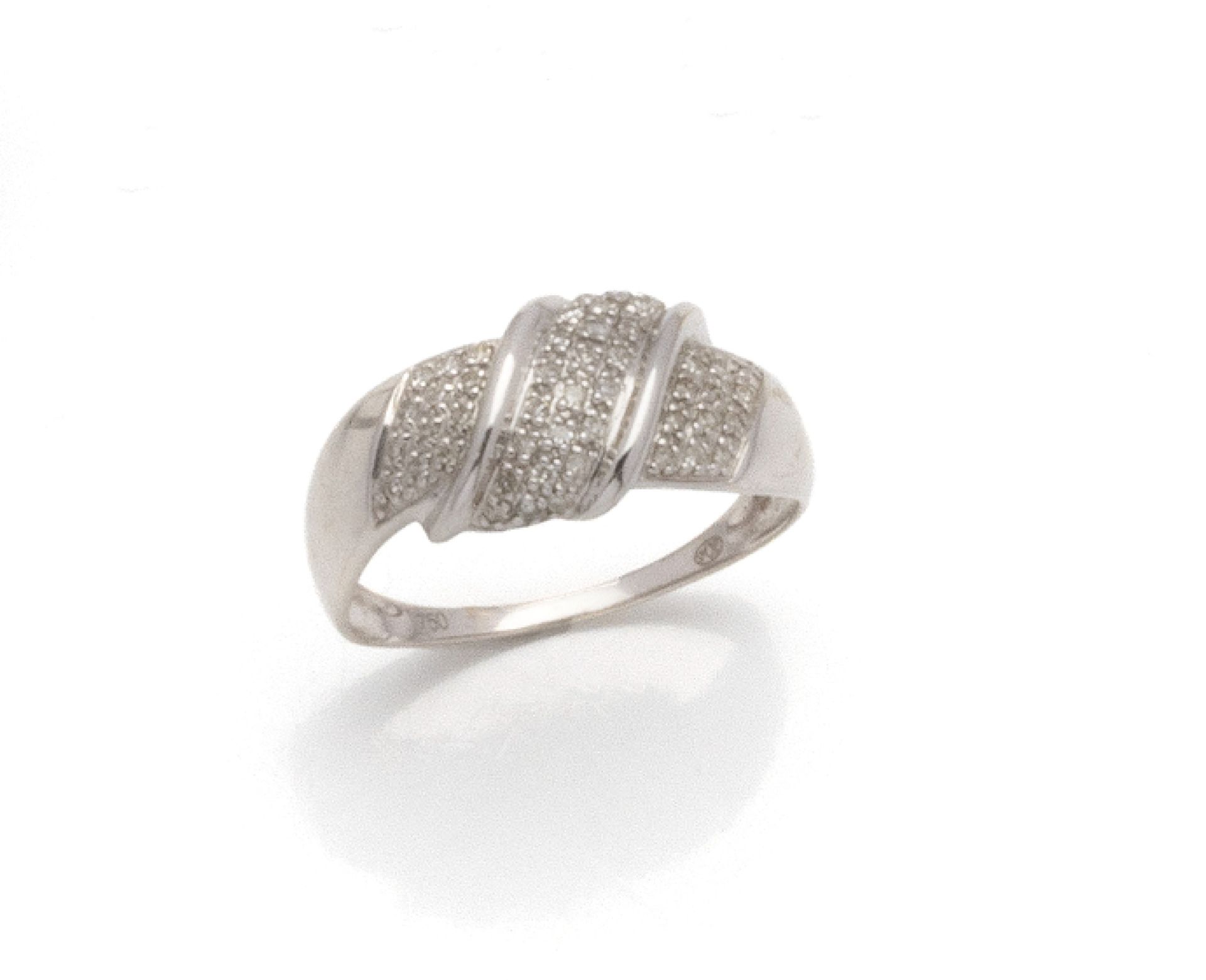 Null 18K(750/1000)白金戒指，在多纹路中镶嵌了三颗密镶的明亮式切割钻石，中央的钻石由两条S形线加强。

手指大小：60 - 毛重：3.1 g