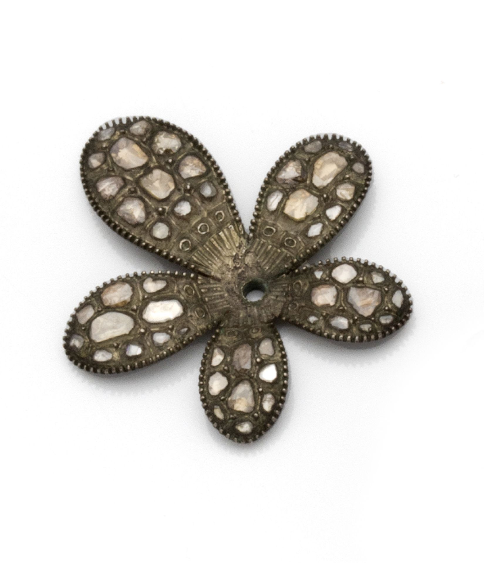 Null 代表玫瑰花的银质（800/1000）胸针，花瓣上有安特卫普的玫瑰切割钻石。

19世纪的作品

尺寸 : 4,5 x 4,2 cm - 毛重 : 16&hellip;