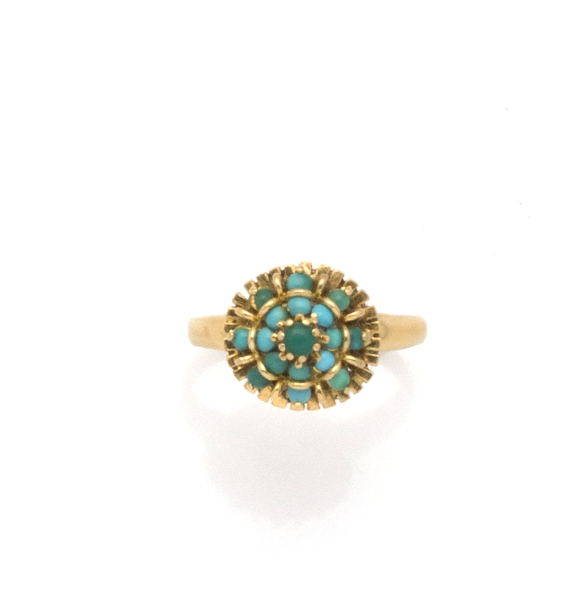 Null 18K（750/1000）黄金雏菊戒指，17颗绿松石珍珠镶嵌在光芒四射的表圈中。

手指大小：56 - 毛重：4.26 g