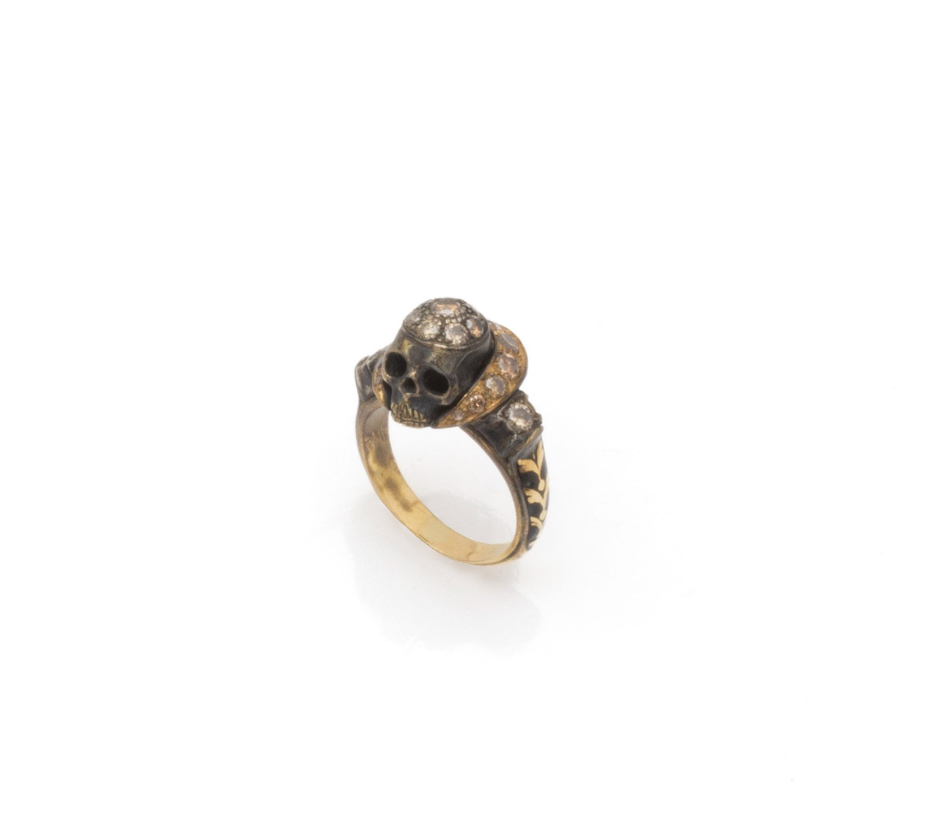 Null 阿提里奥-科多纳托(1867-1928) 

一枚18K（750/1000）黄金和银（800/1000）戒指，具有虚荣心的设计，骷髅头的顶部和衣领上镶&hellip;
