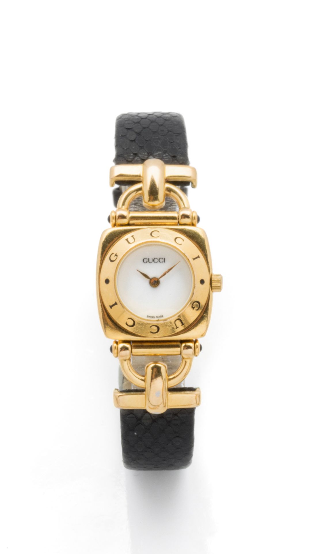 Null GUCCI 

Mors

Montre bracelet de dame en acier doré, cadran blanc laqué, ai&hellip;