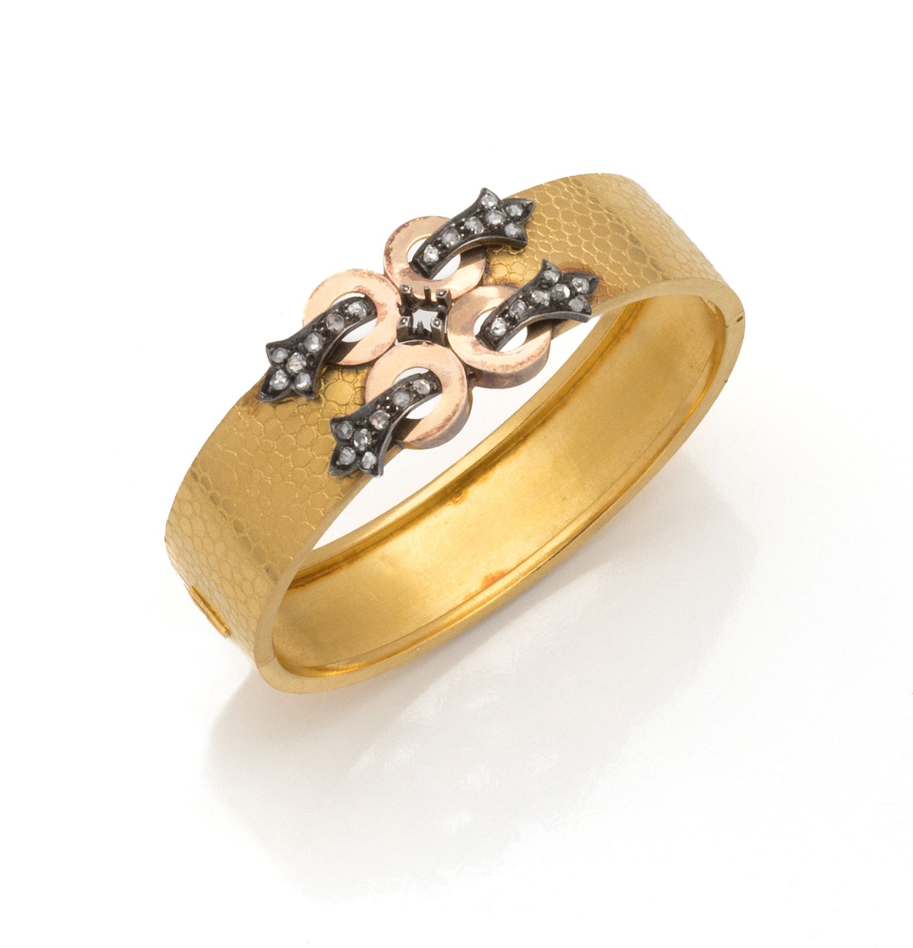 Null 18K（750/1000）黄金和玫瑰金以及银（800/1000）刚性手镯的造型，皮带上装饰着双圆扣，上面镶嵌着玫瑰切割钻石。

带安全链的棘轮扣。

&hellip;