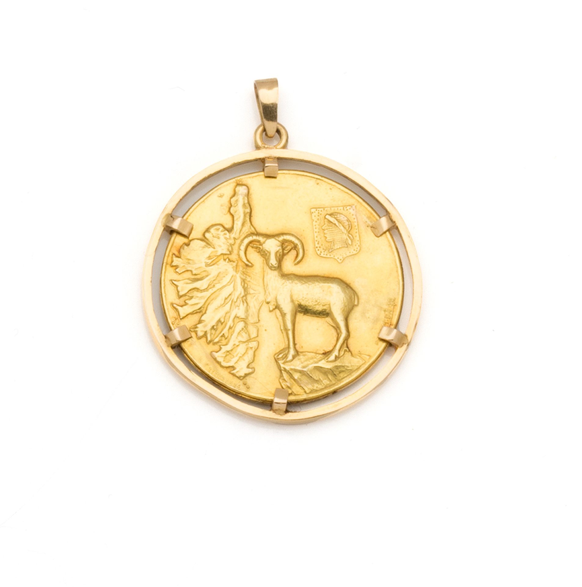 Null 18K黄金（750/1000）圆形吊坠，中央装饰有一枚罕见的解放金牌，1943年10月4日为马达加斯加科西嘉人协会颁发。正面装饰着一只山羊和一张科西嘉&hellip;