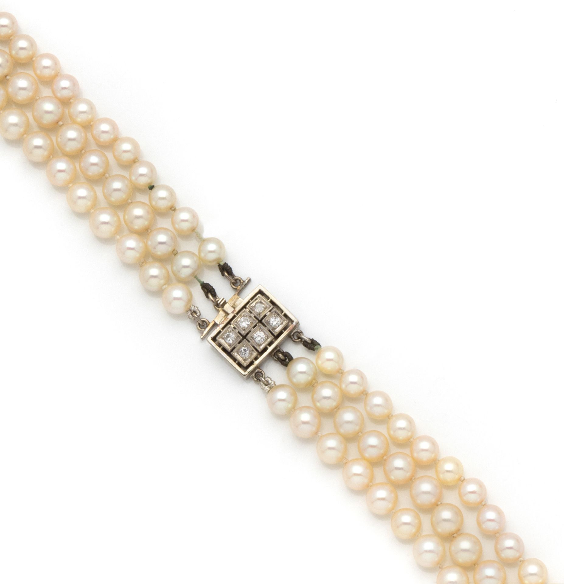 Null 由三排养殖珍珠组成的项链，18K（750/1000）白金的艺术装饰扣镶嵌了六颗明亮式切割和8/8钻石。

带安全链的棘轮扣。 

法国的工作。巴黎珠宝&hellip;