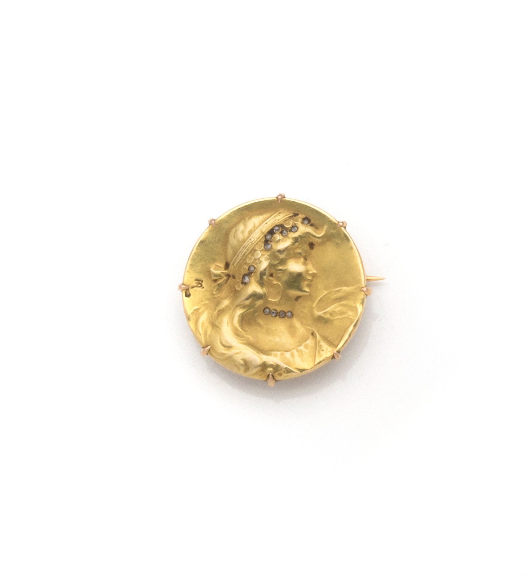 Null 18K（750/1000）黄金圆形胸针，上面有一个代表算命先生的奖章，其项链和围巾上镶嵌着玫瑰式切割钻石。 

标记为B。

法国的作品和大师的痕迹。&hellip;