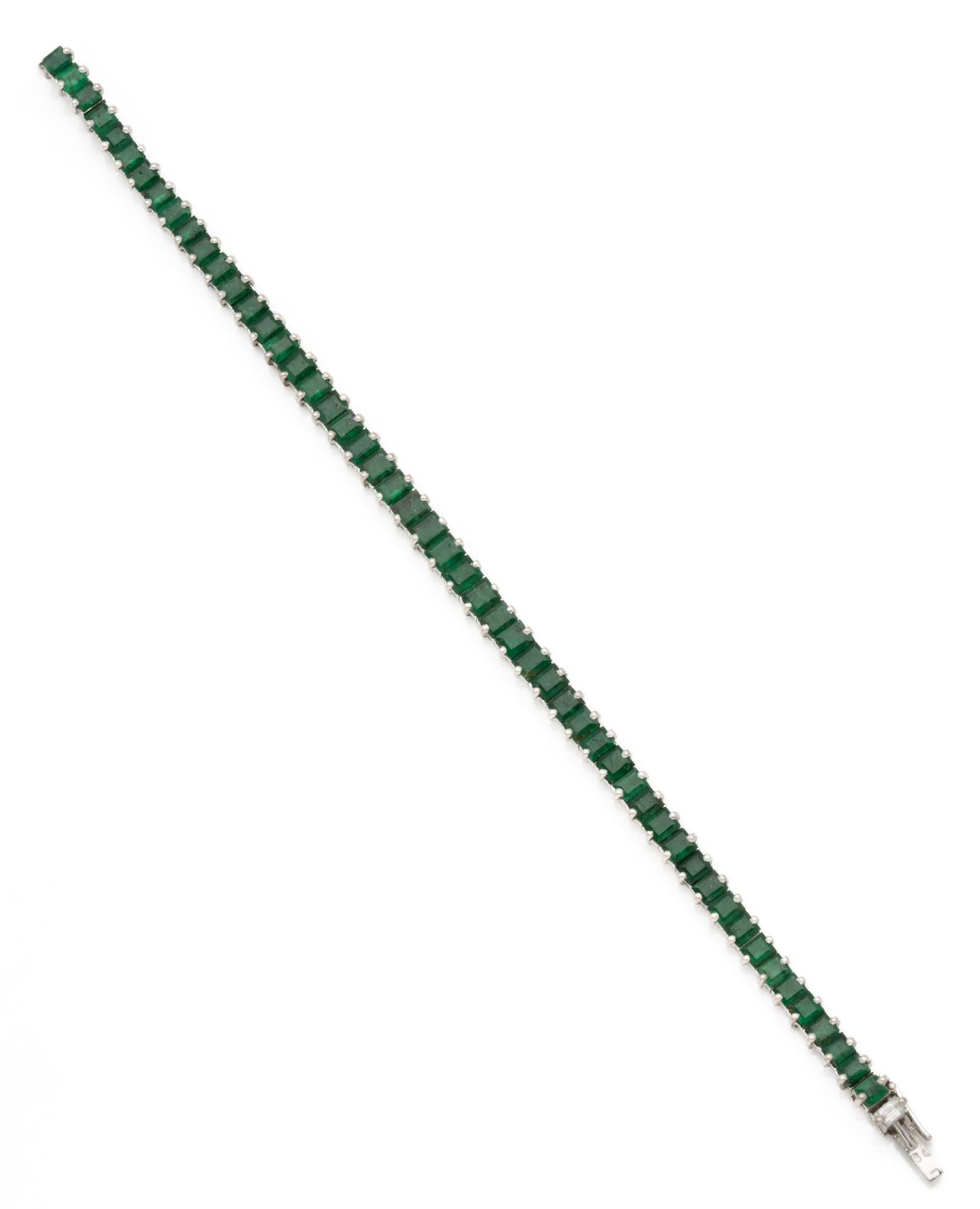 Null 18K（750/1000）白金网球手镯，镶嵌51颗长方形祖母绿。 

棘轮式安全扣，镶有一颗长方形切割钻石。

法国的工作。大师的标志。有待确定的PB&hellip;