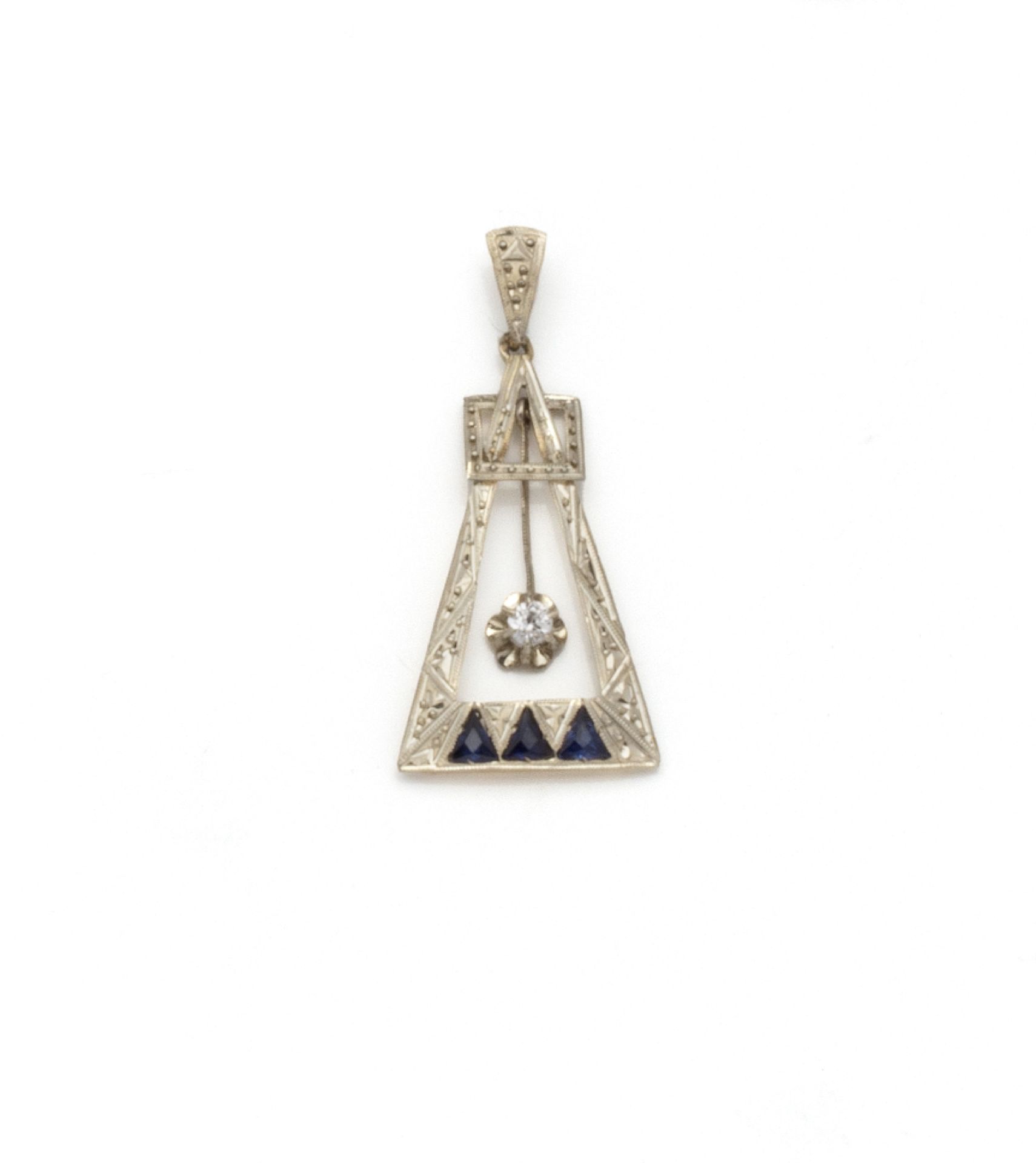 Null 装饰艺术吊坠，双色18K（750/1000）金，三角形和雕刻形状，底部镶嵌有三颗蓝色合成宝石。它的中心是一颗老式矿山切割的钻石，大约0.07克拉，放在&hellip;
