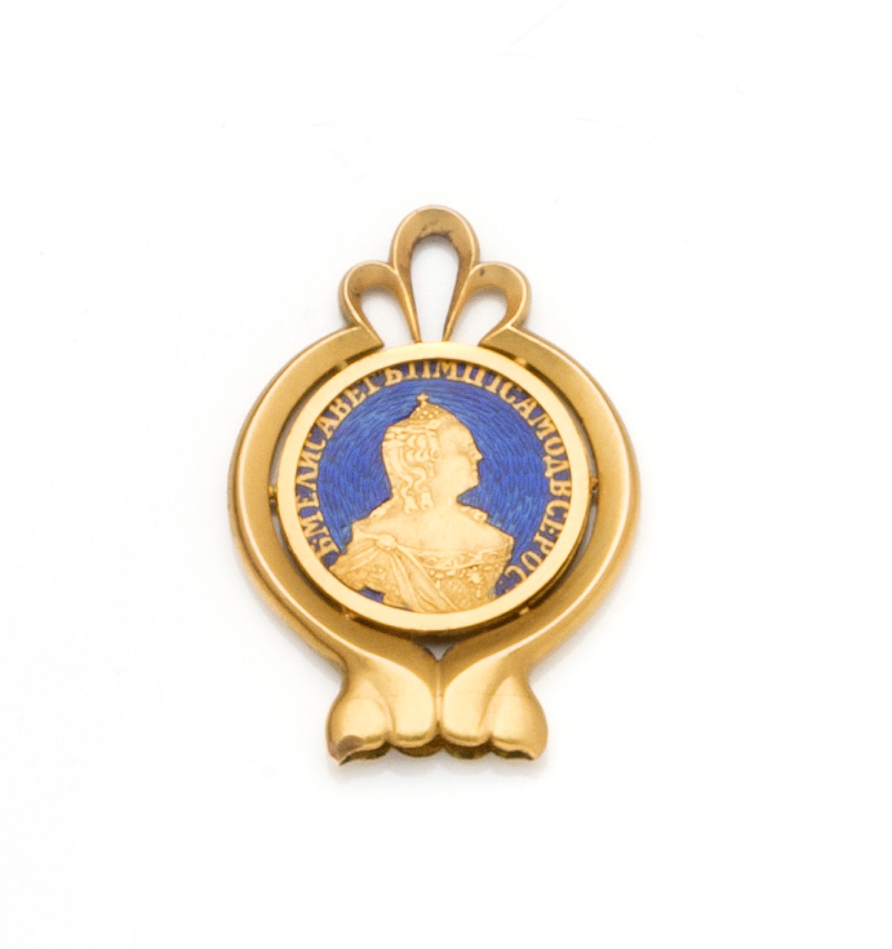 Null FABERGÉ

一件56佐罗特尼克（千分之583）的金质Kovch或邮袋支架，圆形，末端有一个风格化的百合花，装饰着1756年的卢布，上面有俄罗斯伊&hellip;