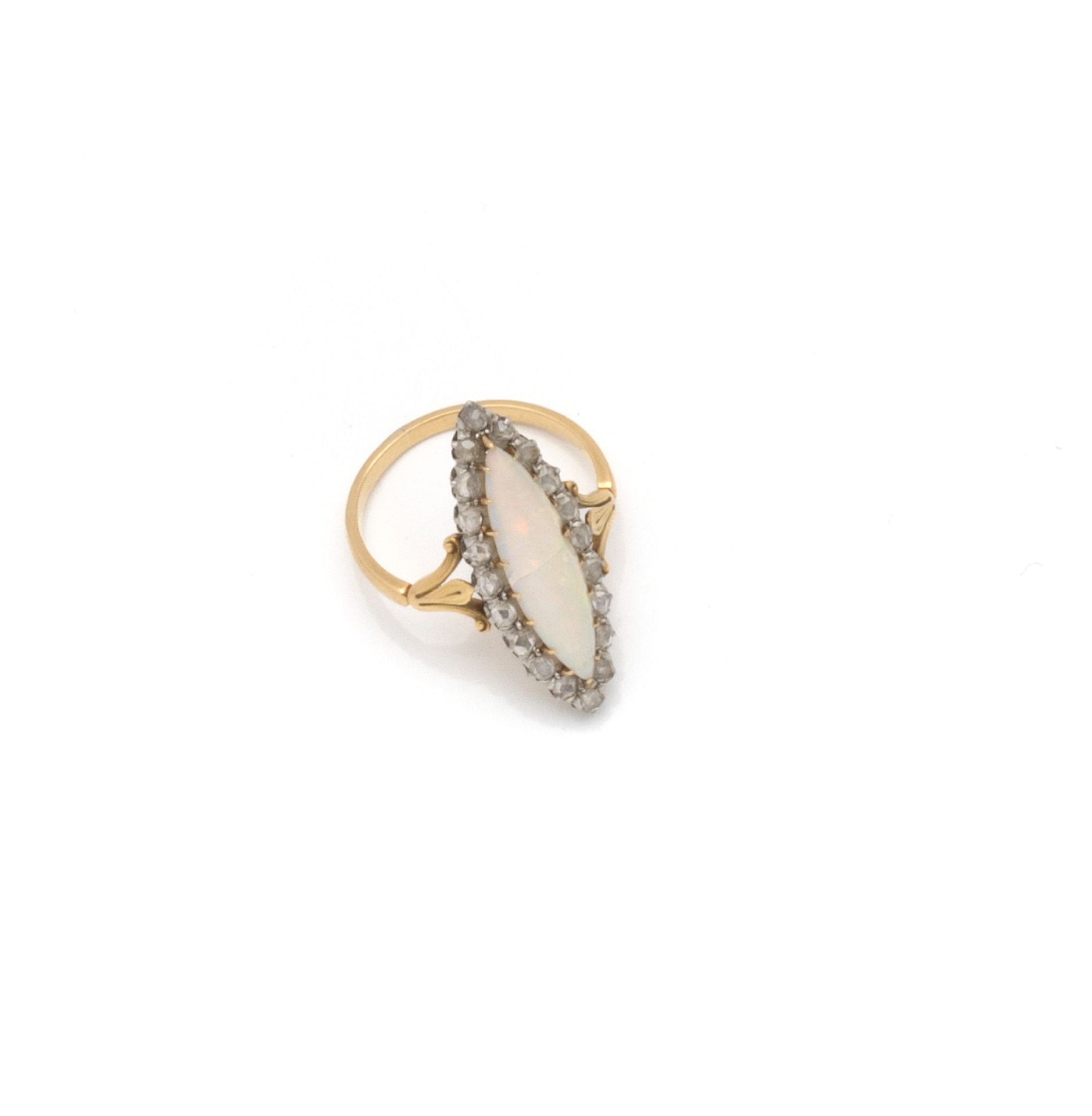 Null 18K（750/1000）黄金榄尖形戒指，爪式镶嵌的脐带式切割蛋白石（有裂纹），爪式镶嵌的20颗玫瑰切割钻石。

编号为8015。

1838至191&hellip;