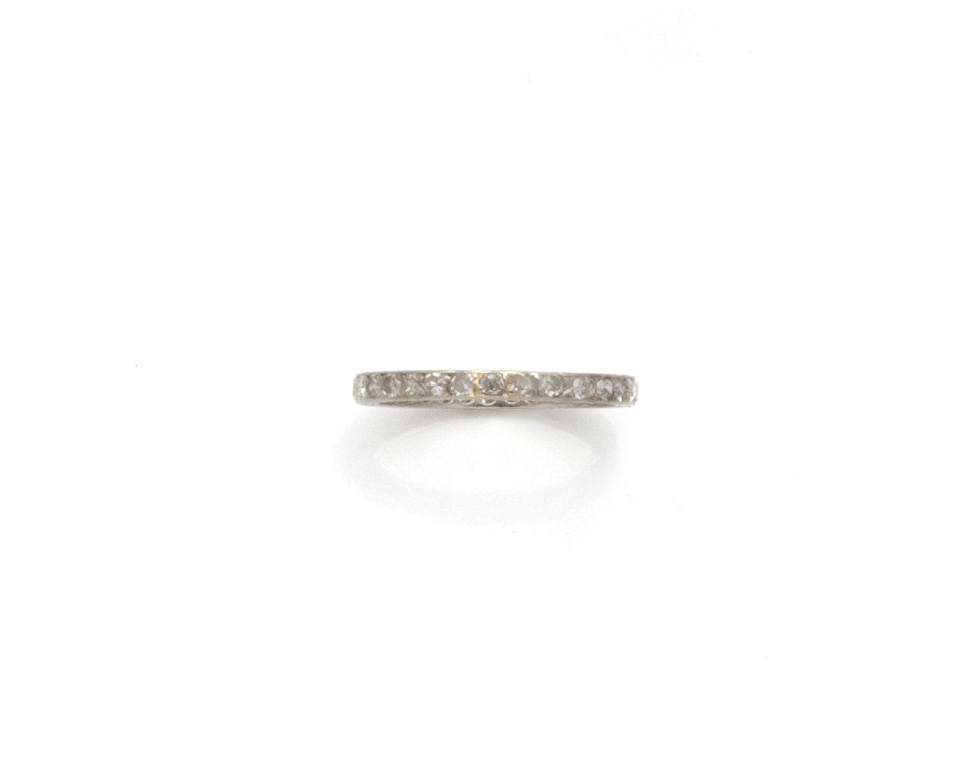 Null 美国铂金婚戒（950/1000），镶嵌29颗8/8白宝石。边缘刻有叶子的楣板。

法国的工作。标志 : F-pomme-C 

手指大小：49 - 毛&hellip;