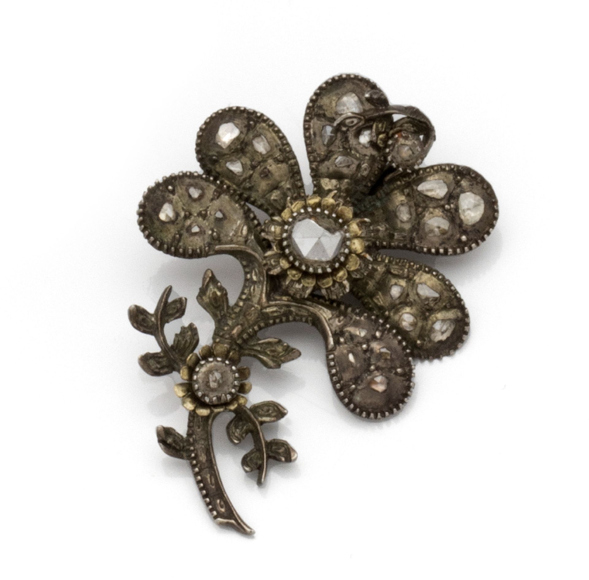 Null 一枚银质（800/1000）颤动胸针，代表一朵玫瑰花，花茎上镶嵌着玫瑰式切割钻石，其中中央的一颗是安特卫普玫瑰式切割钻石，镶嵌在珍珠上。

19世纪的&hellip;