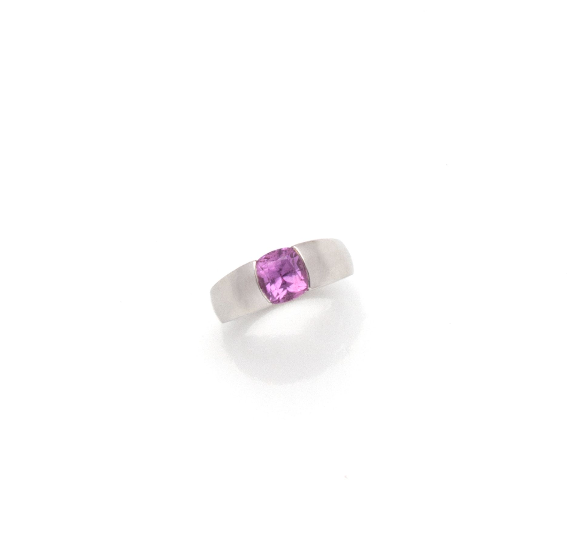Null 布赫隆(BOUCHERON)

18K（750/1000）白金戒指，半封闭式镶嵌一颗枕形切割粉色蓝宝石。

已签名和评级。

以房子为标志

手指大小&hellip;