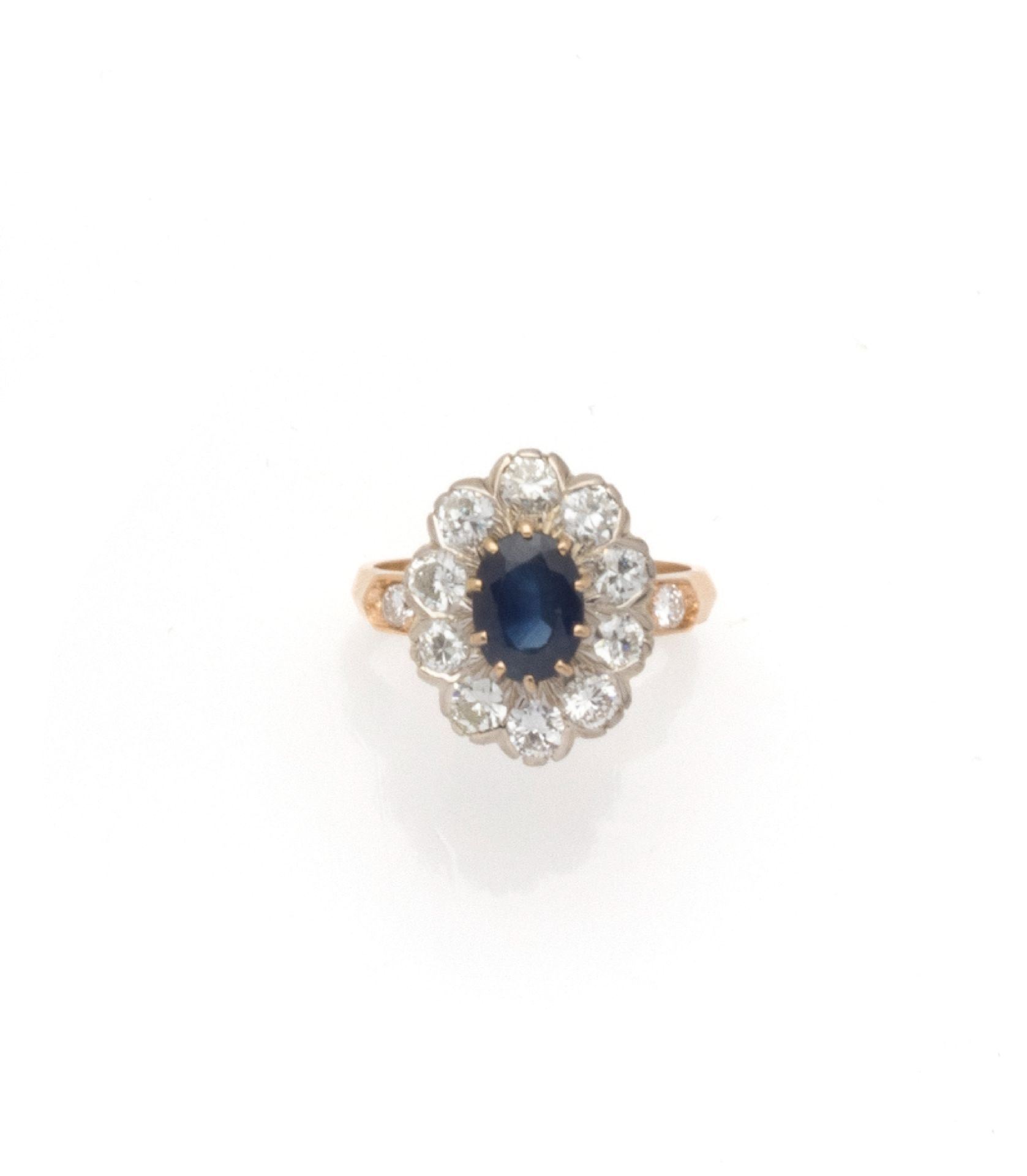 Null 双色18K（750/1000）金蓬巴杜戒指，爪式镶嵌一颗重约1.5克拉的椭圆形蓝宝石，周围有10颗明亮式切割钻石。戒指上镶嵌着2颗明亮式切割钻石。

&hellip;
