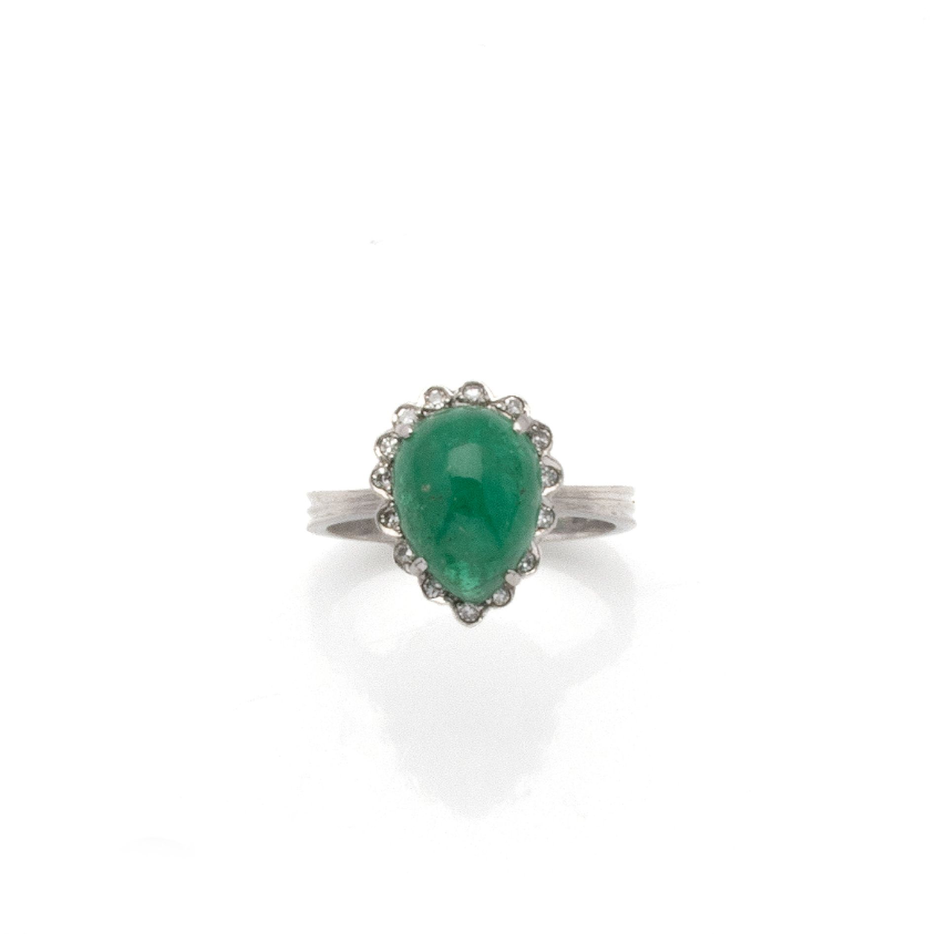 Null 14K (585/1000)白金戒指，在明亮式切割钻石的衬托下，镶嵌凸圆形梨形绿宝石。戒指上镶嵌着一个雷尼尔环。

手指大小：55 - 毛重：4.23&hellip;