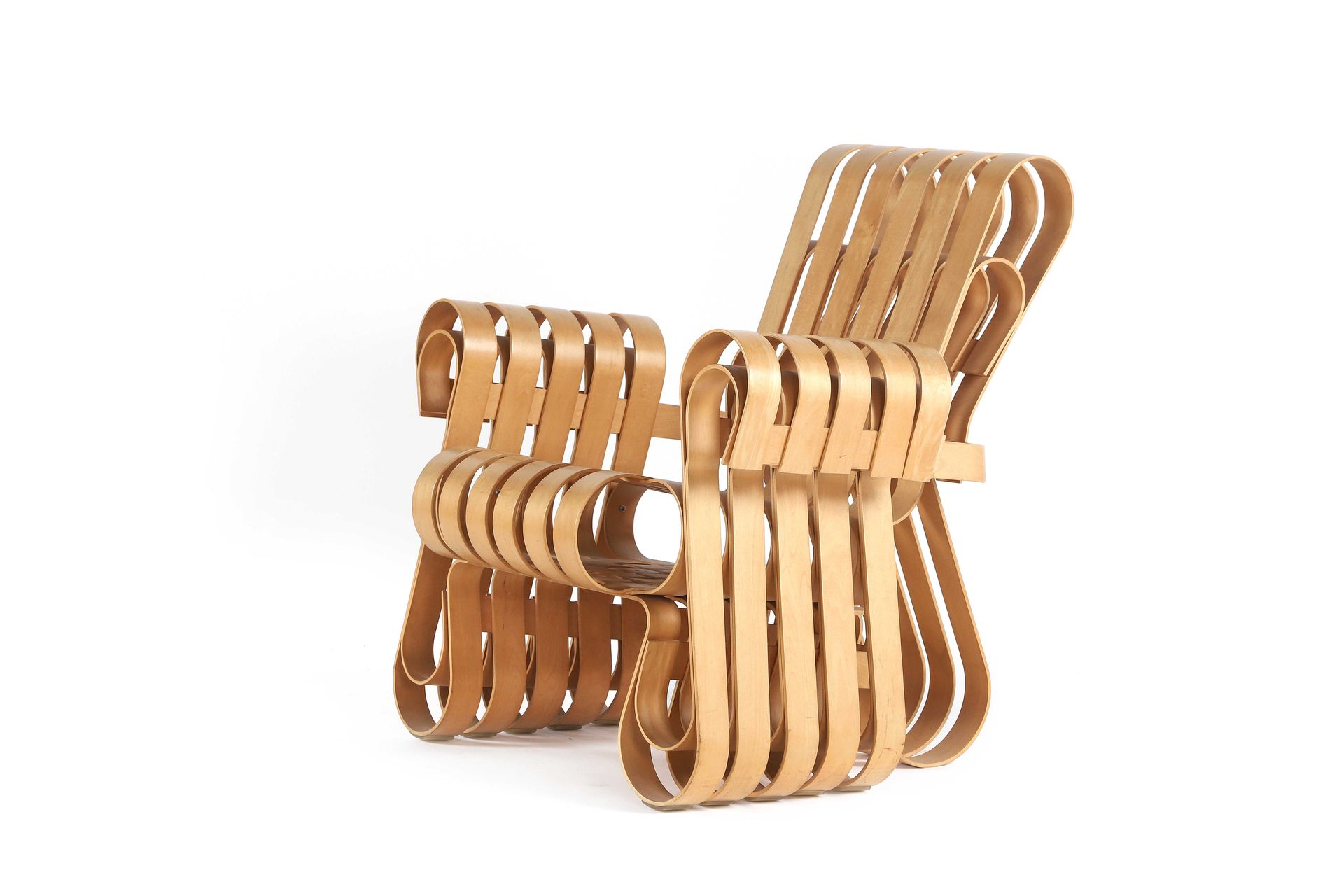 Franck O’GEHRY (1929) Power play chair 
Maple veneer
83 x 79 x 77 cm.
Knoll, 199&hellip;