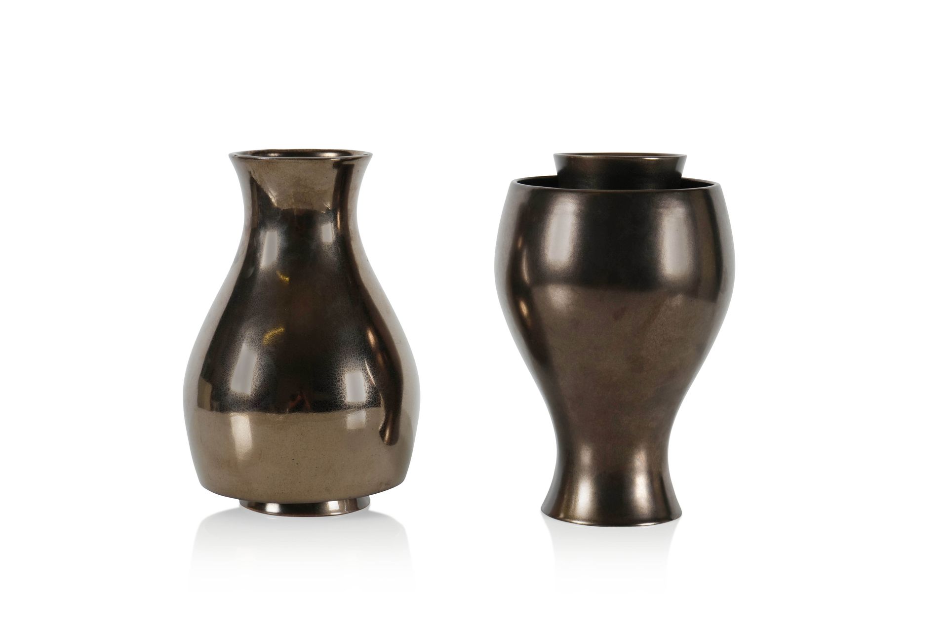 Ron ARAD (1951) 罗恩-阿拉德（1951年）名为 "Jive "的2个花瓶组合 釉面陶瓷，青铜色光泽 26 x 17 cm.Cor Unum C,&hellip;